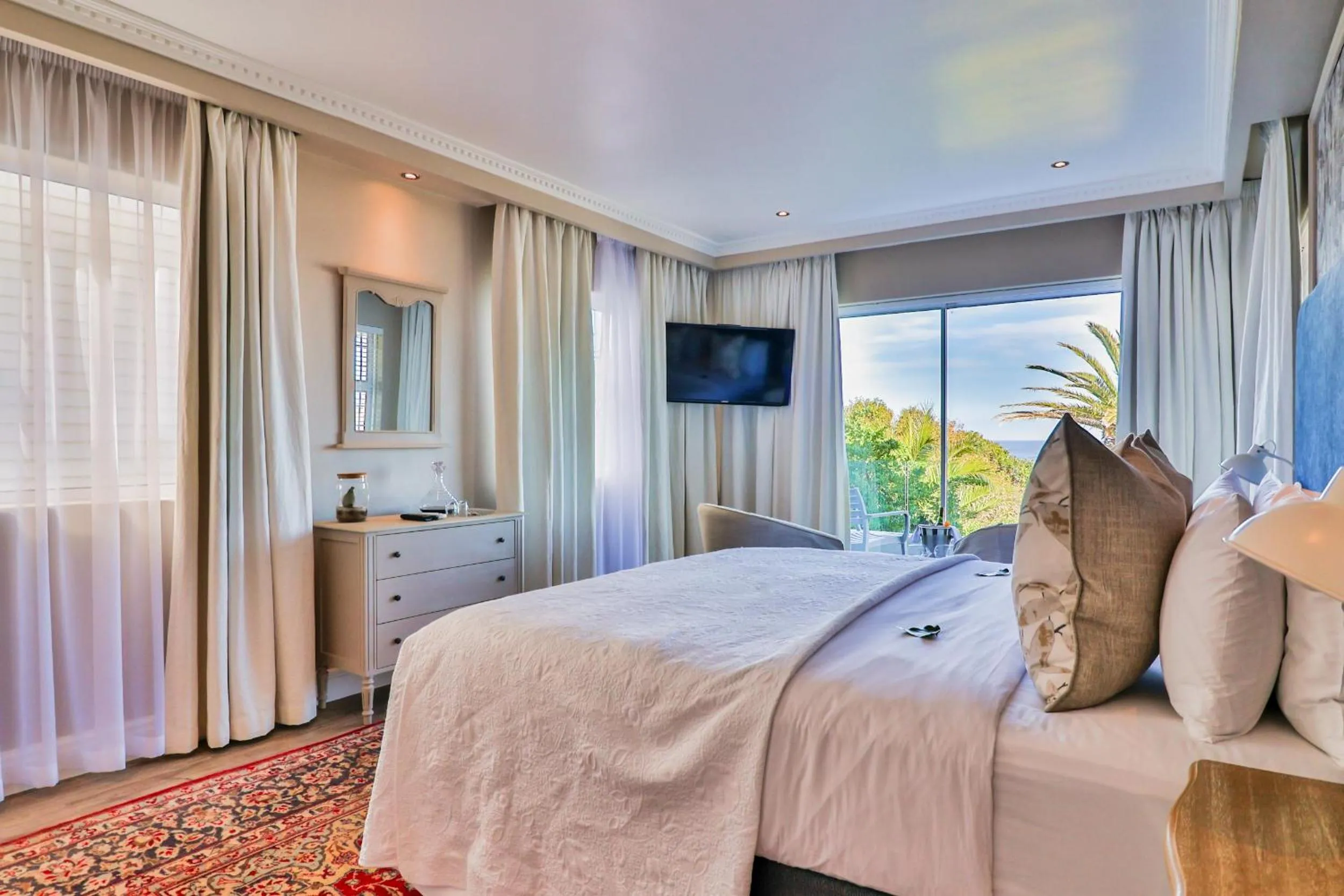Bed in Hermanus Beachfront Lodge - Solar Power