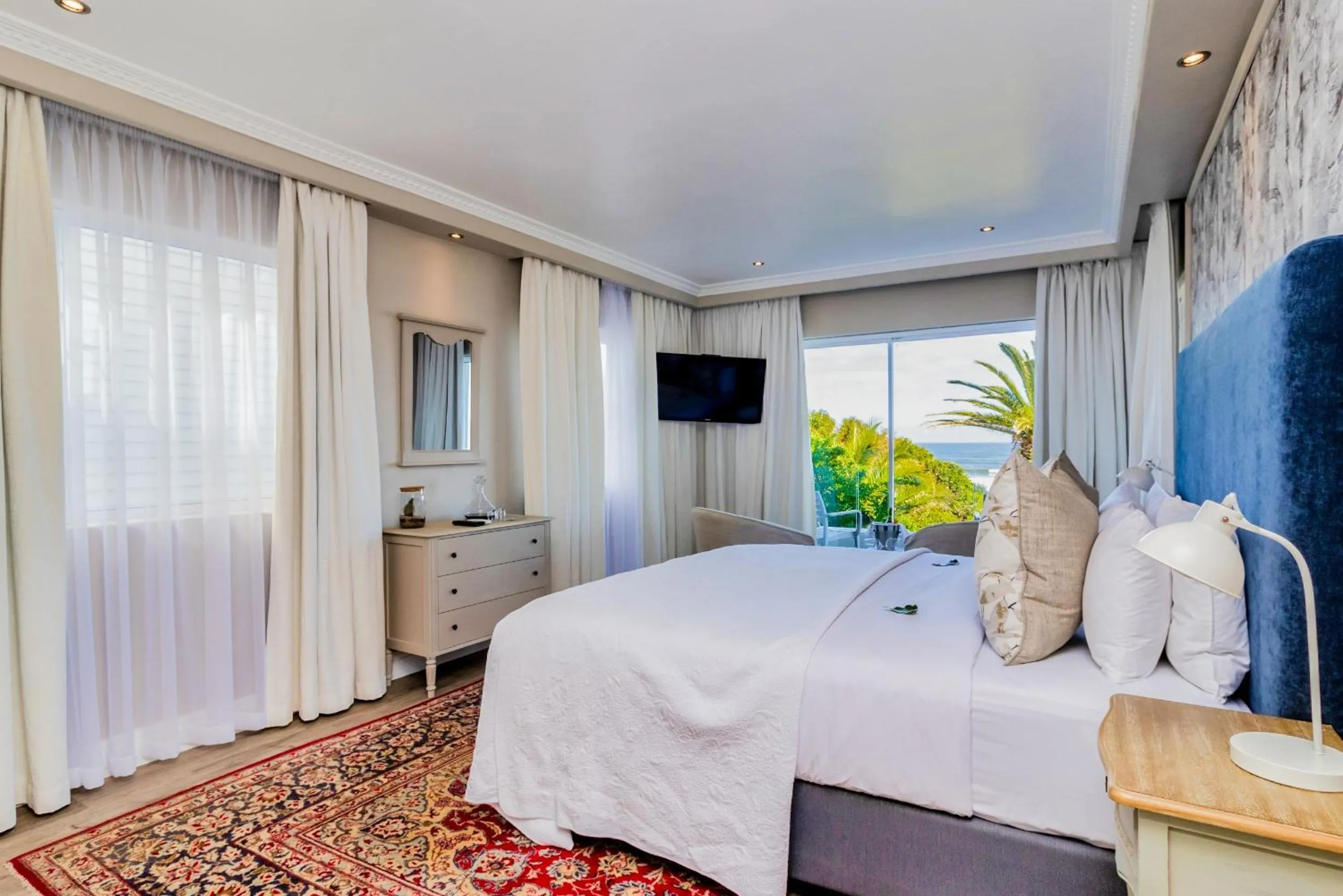 Bed in Hermanus Beachfront Lodge - Solar Power