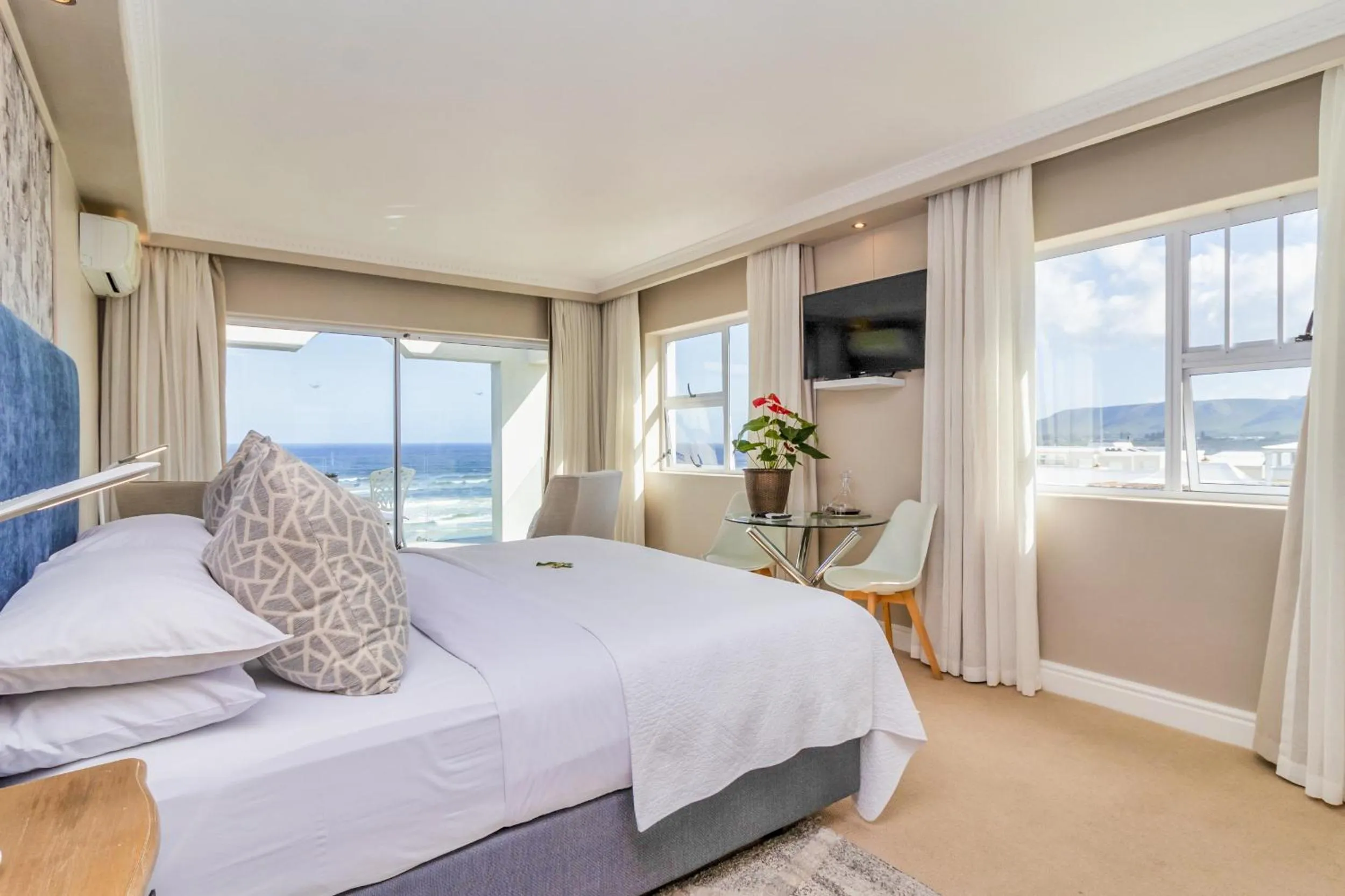 Bed in Hermanus Beachfront Lodge - Solar Power