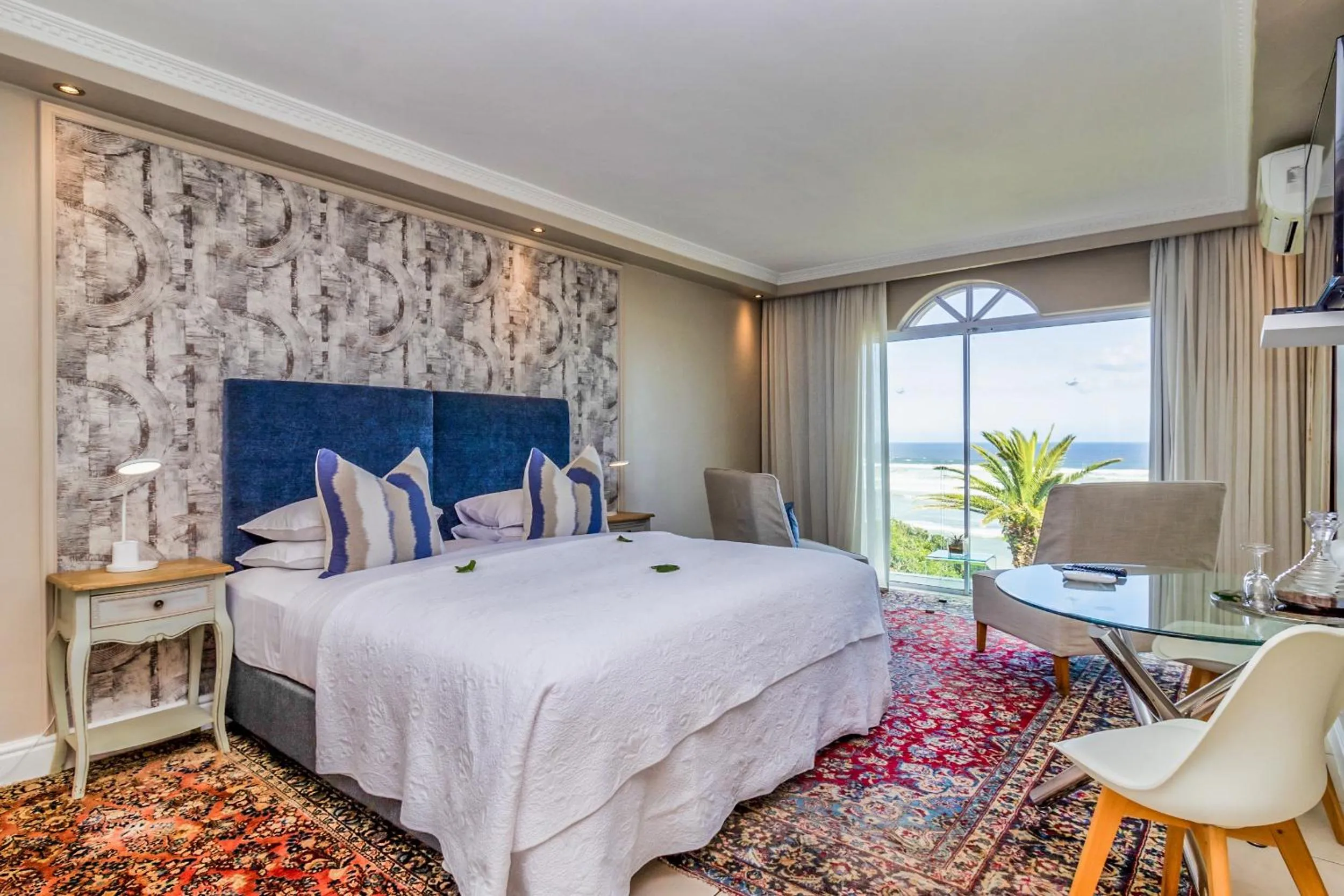 Bed in Hermanus Beachfront Lodge - Solar Power