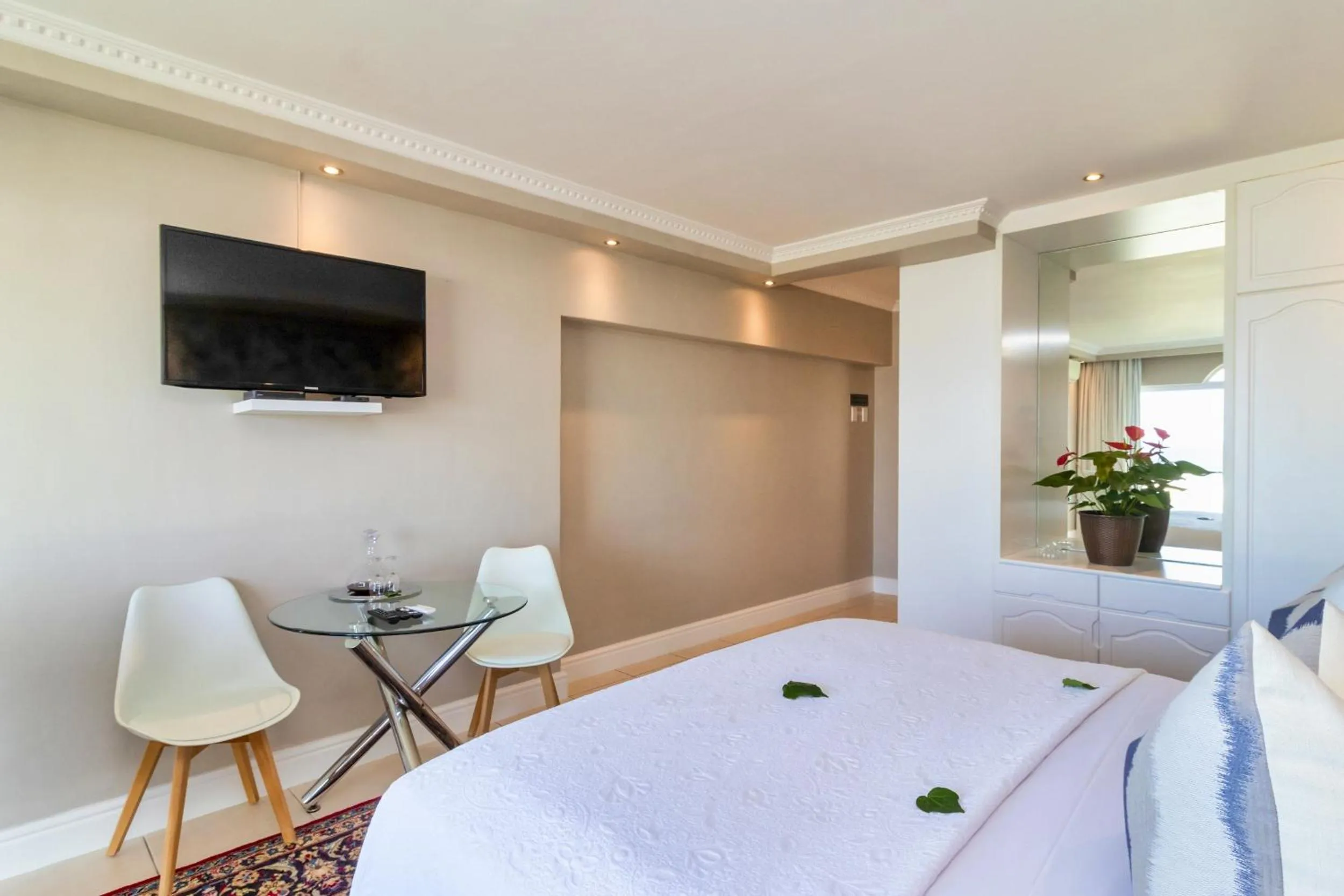 Bed in Hermanus Beachfront Lodge - Solar Power