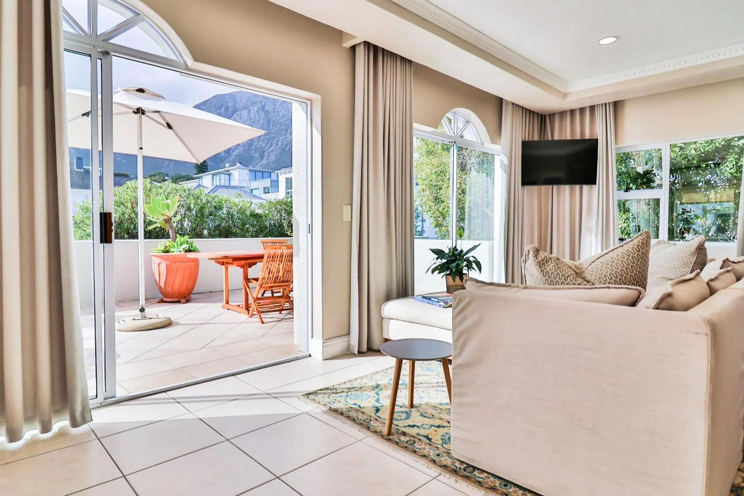 Hermanus Beachfront Lodge - Solar Power