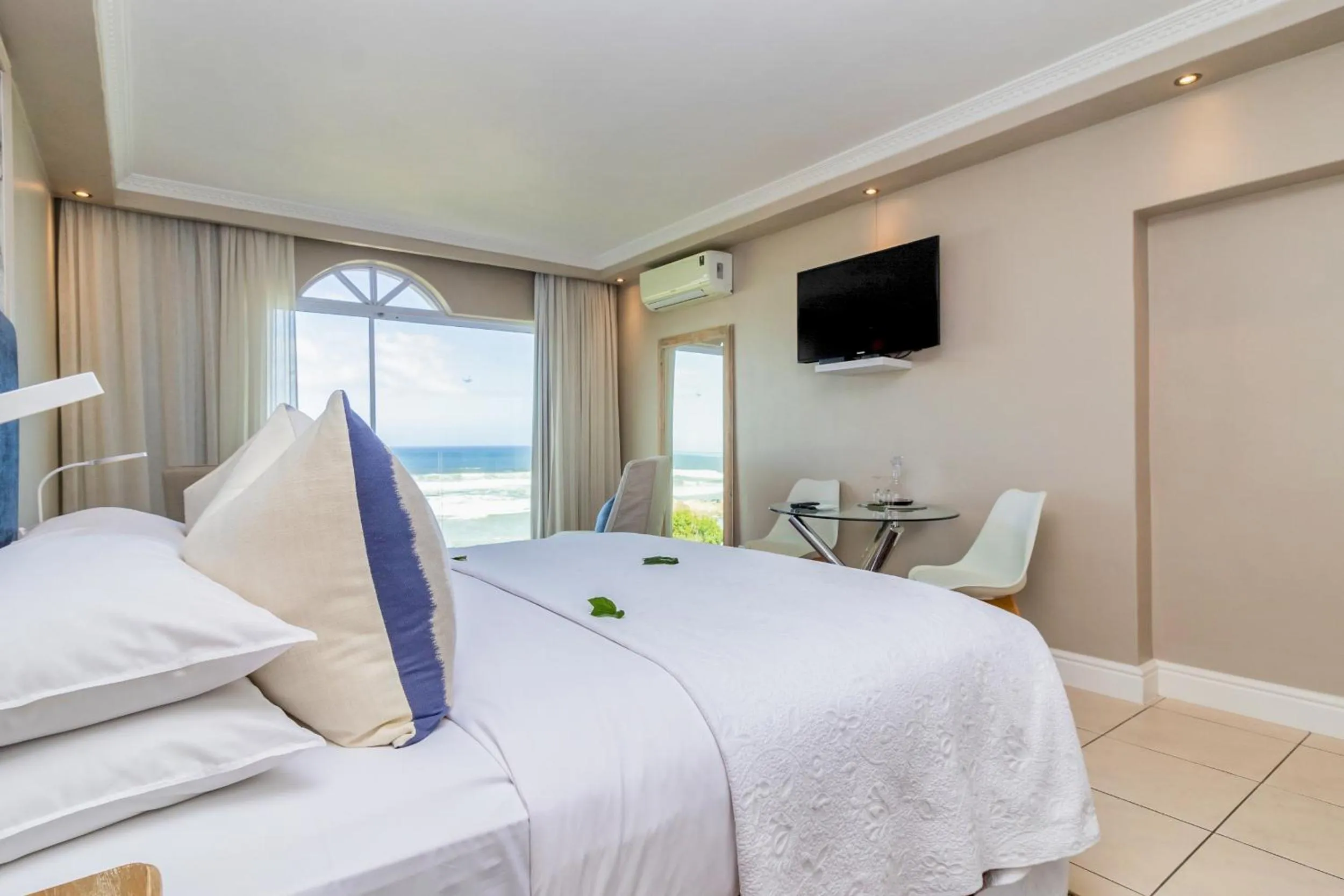 Bed in Hermanus Beachfront Lodge - Solar Power