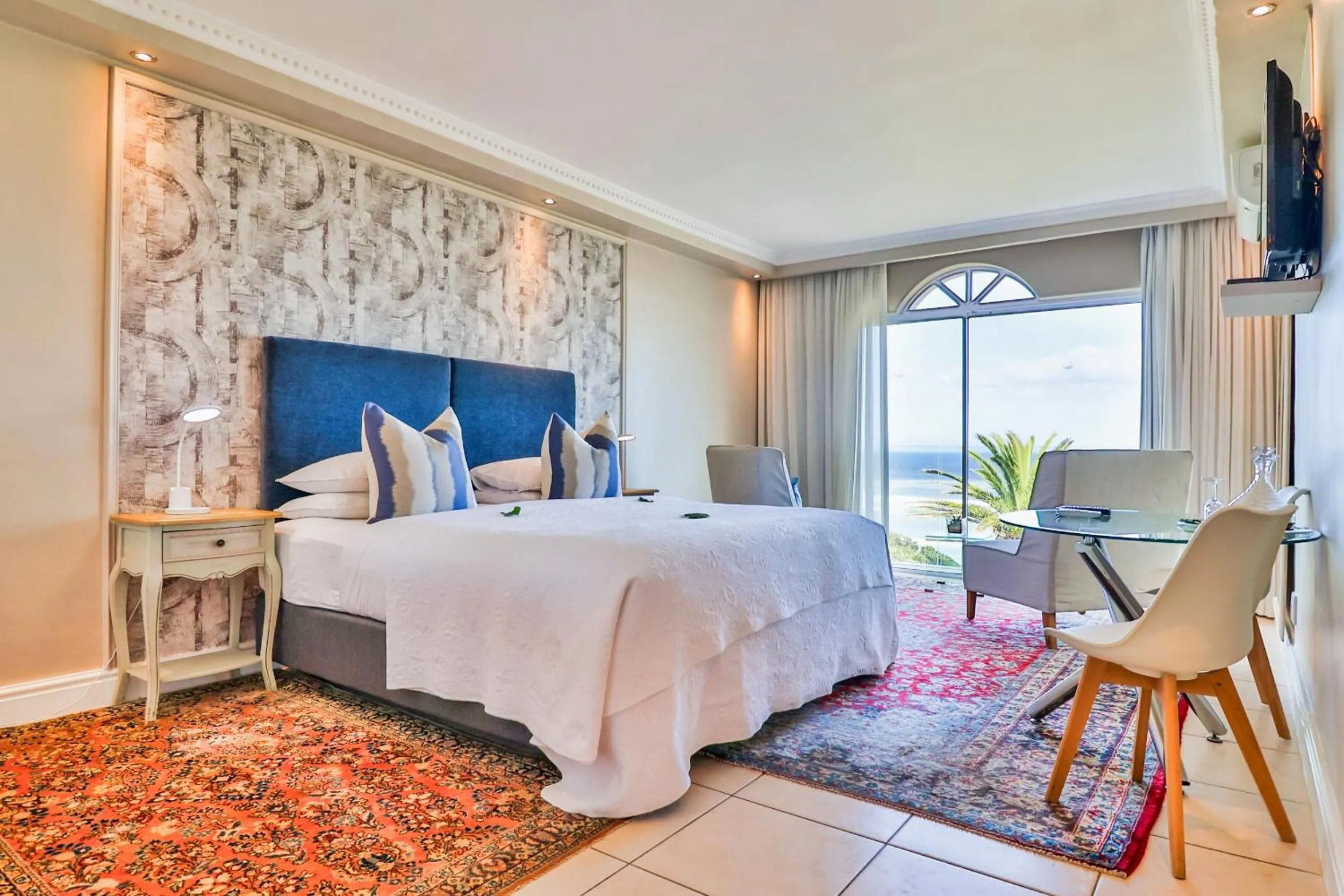 Bed in Hermanus Beachfront Lodge - Solar Power