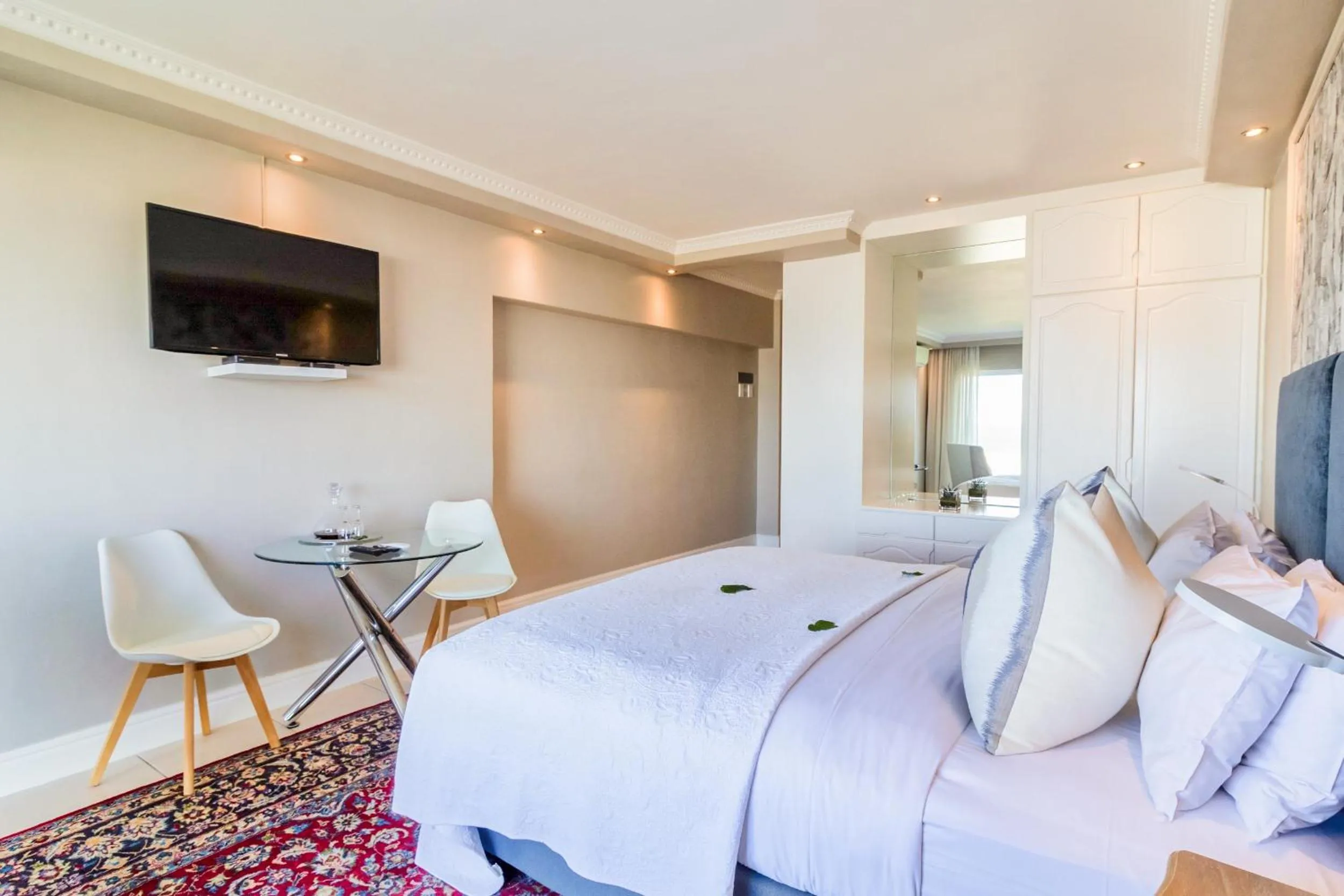 Bed in Hermanus Beachfront Lodge - Solar Power