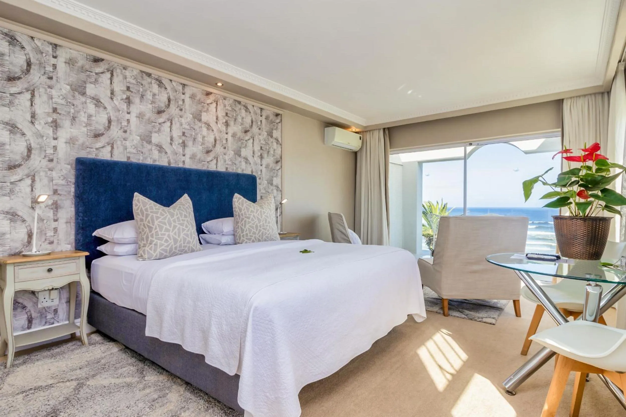 Bed in Hermanus Beachfront Lodge - Solar Power