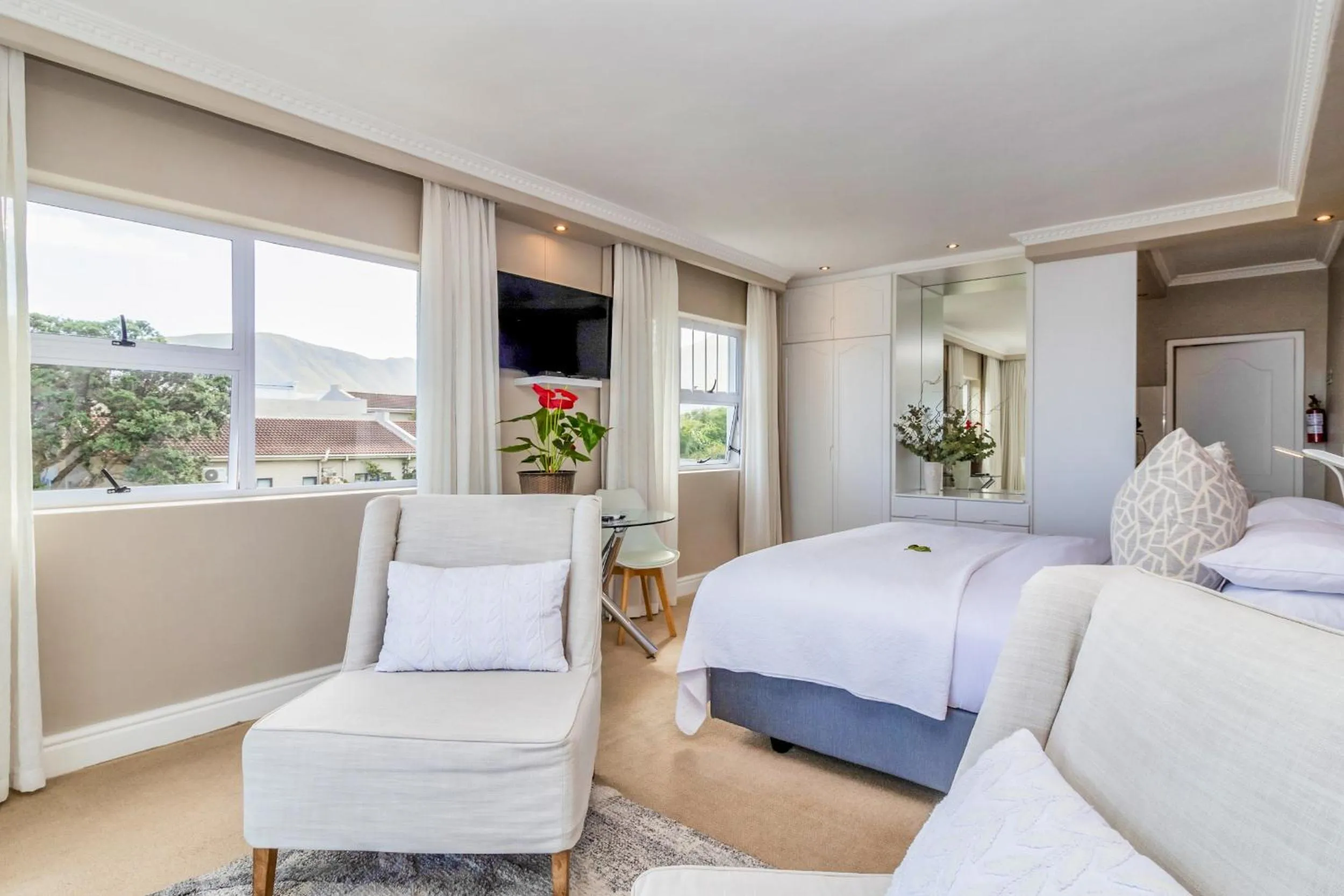 Bed in Hermanus Beachfront Lodge - Solar Power