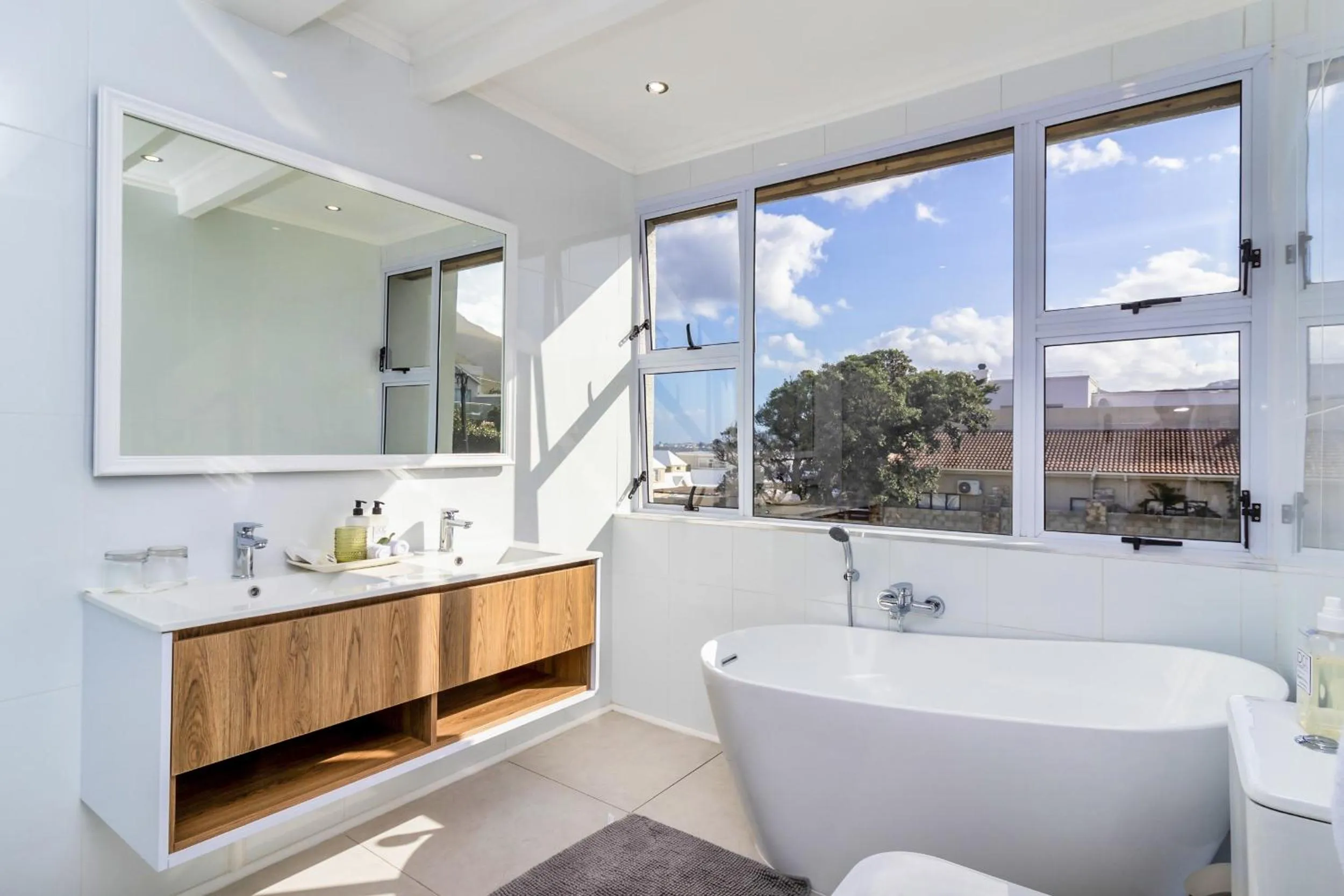 Hermanus Beachfront Lodge - Solar Power