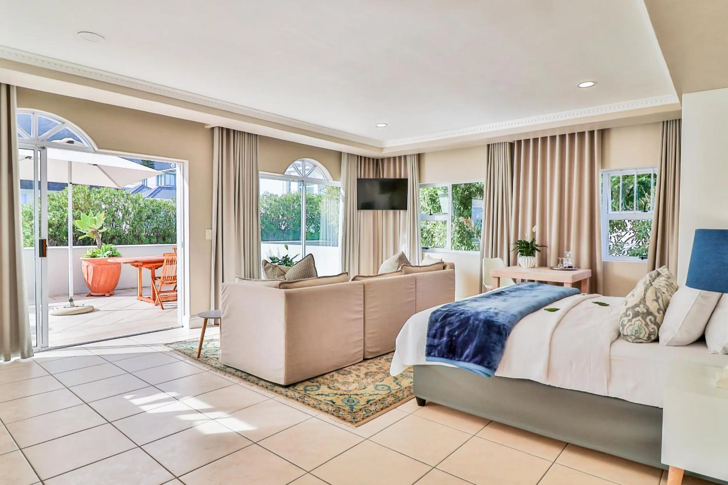 Bed in Hermanus Beachfront Lodge - Solar Power