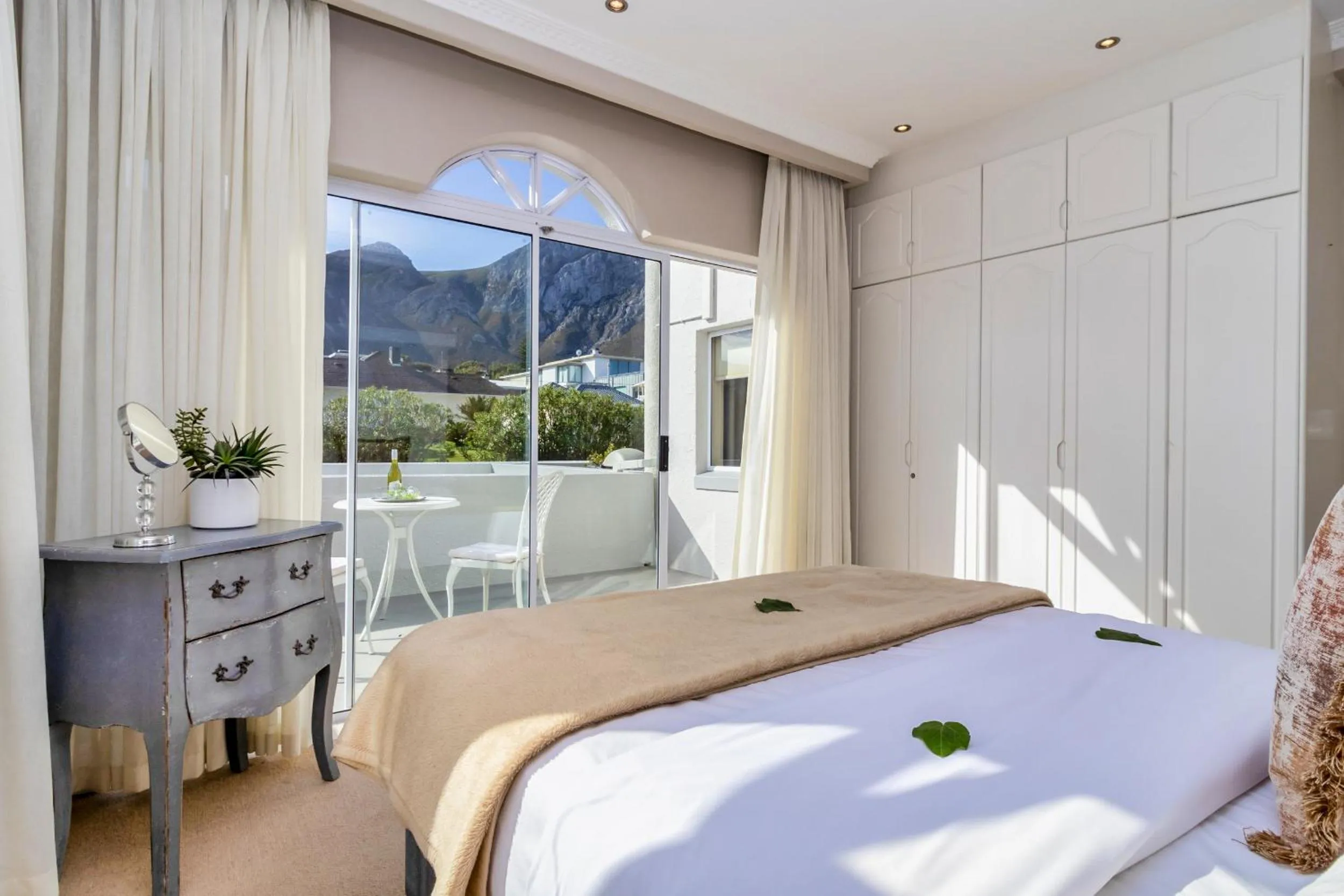 Bed in Hermanus Beachfront Lodge - Solar Power
