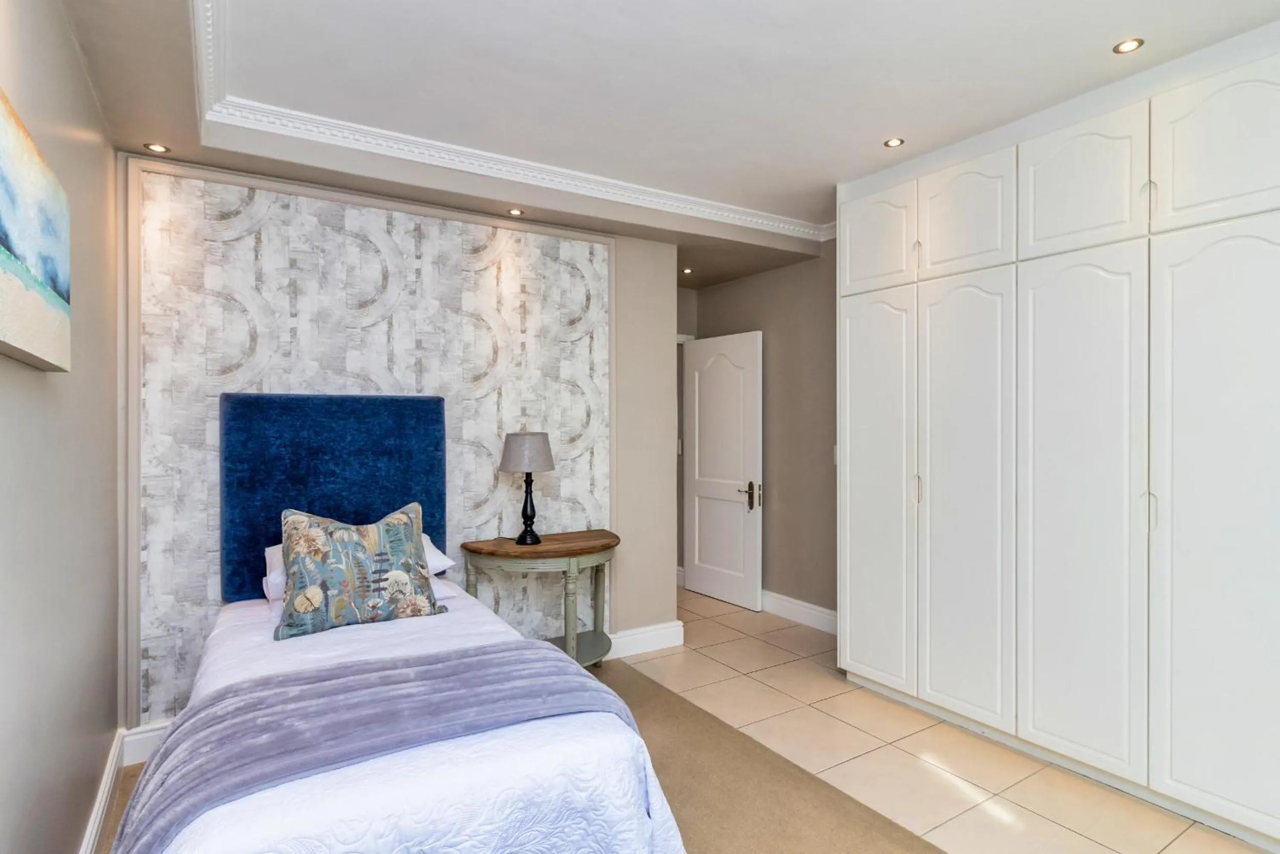 Bed in Hermanus Beachfront Lodge - Solar Power