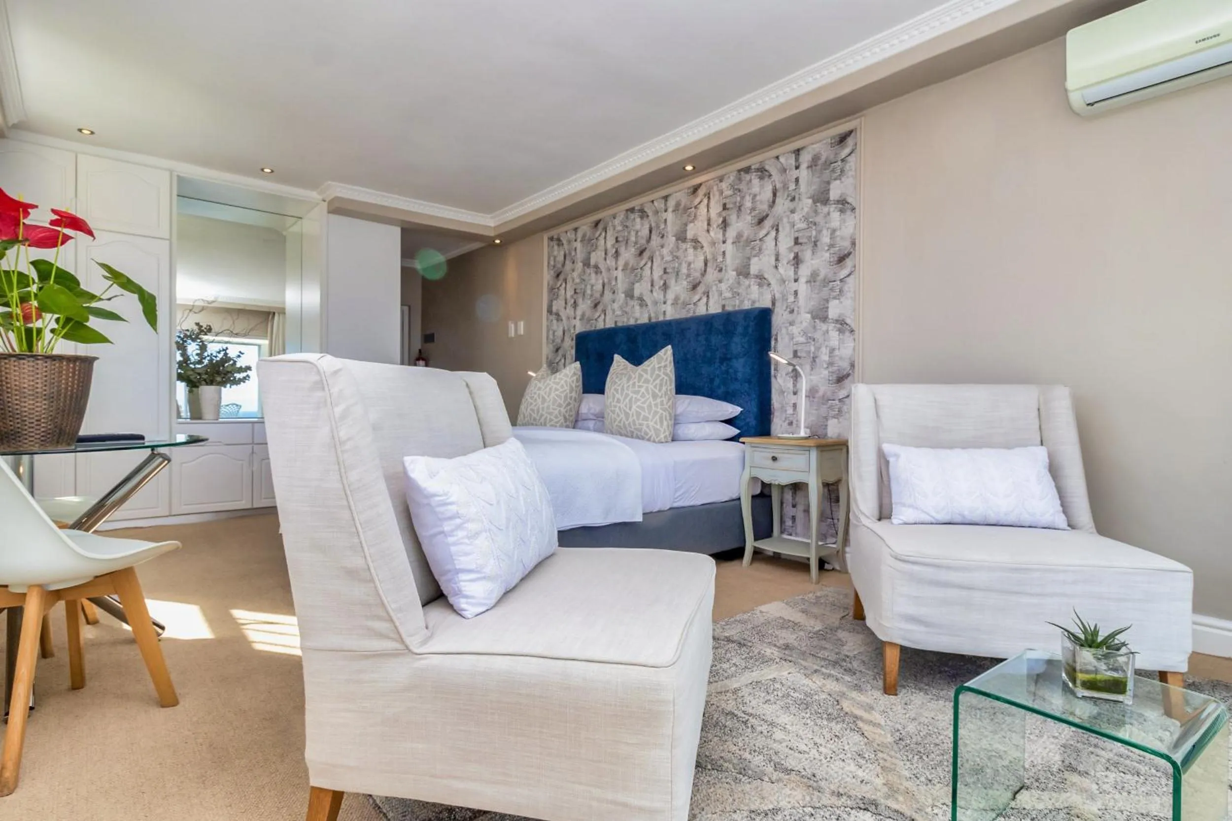 Hermanus Beachfront Lodge - Solar Power