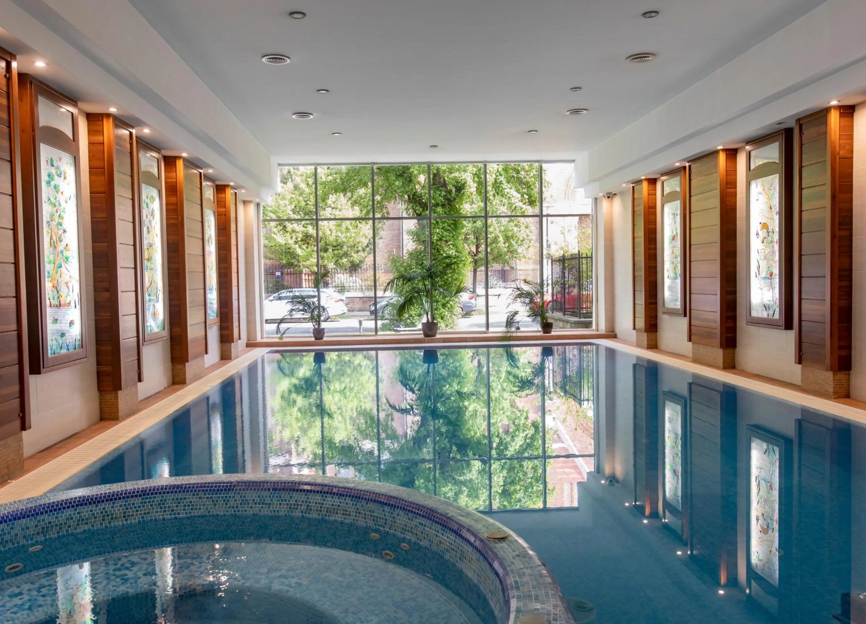 Hot Tub in Lion's Garden Hotel