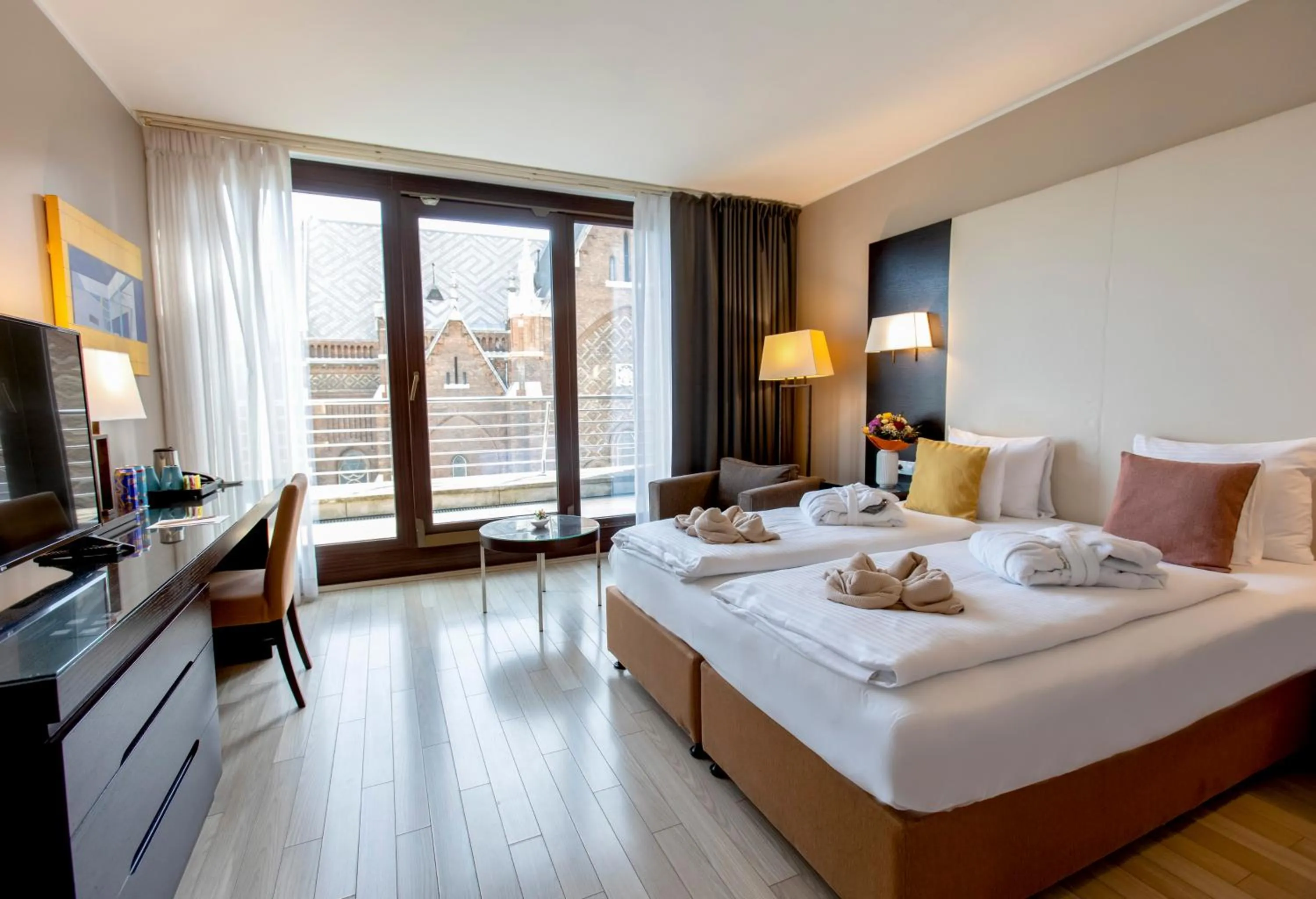 TV and multimedia, Bed in Lion's Garden Hotel