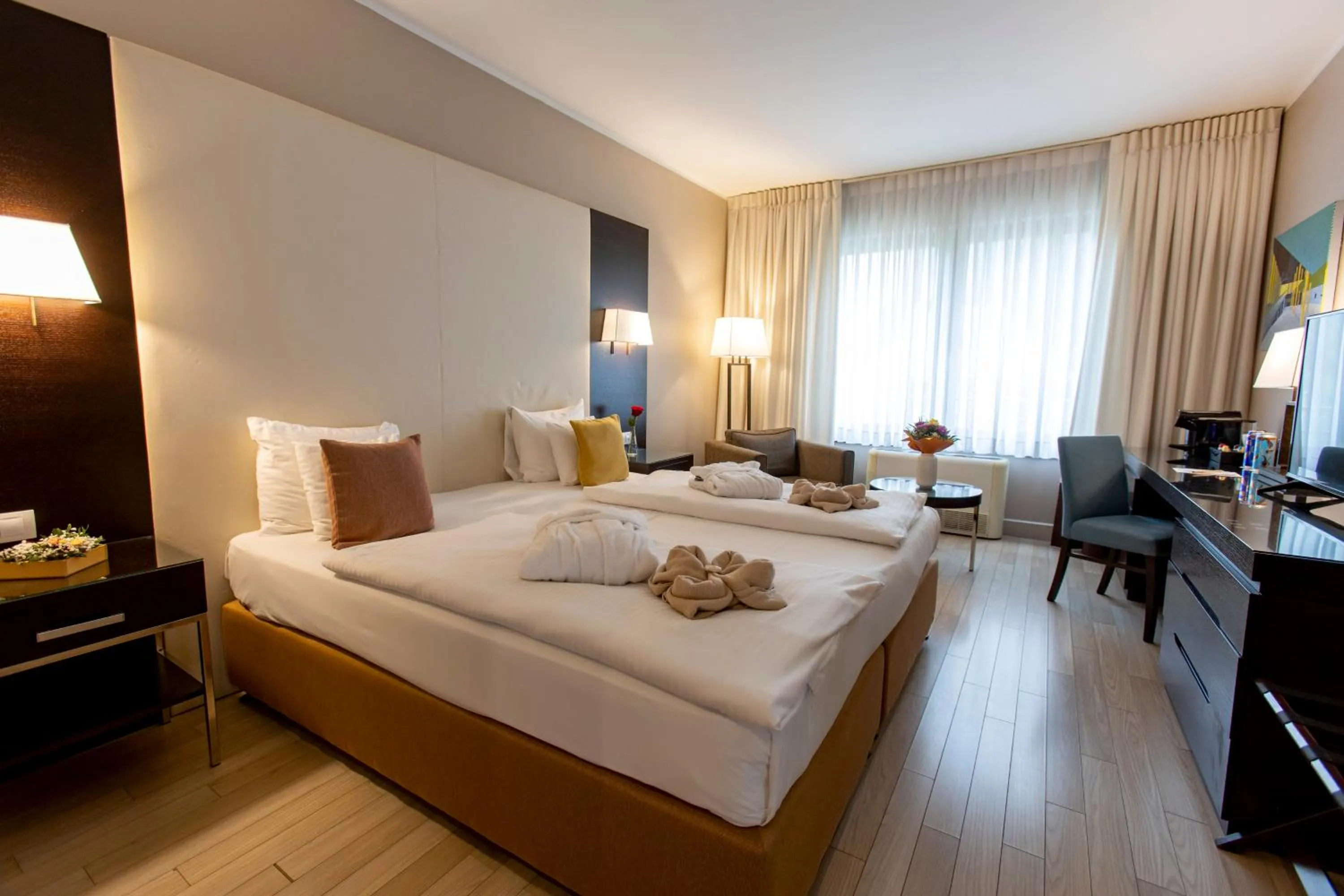 Photo of the whole room, Bed in Lion's Garden Hotel