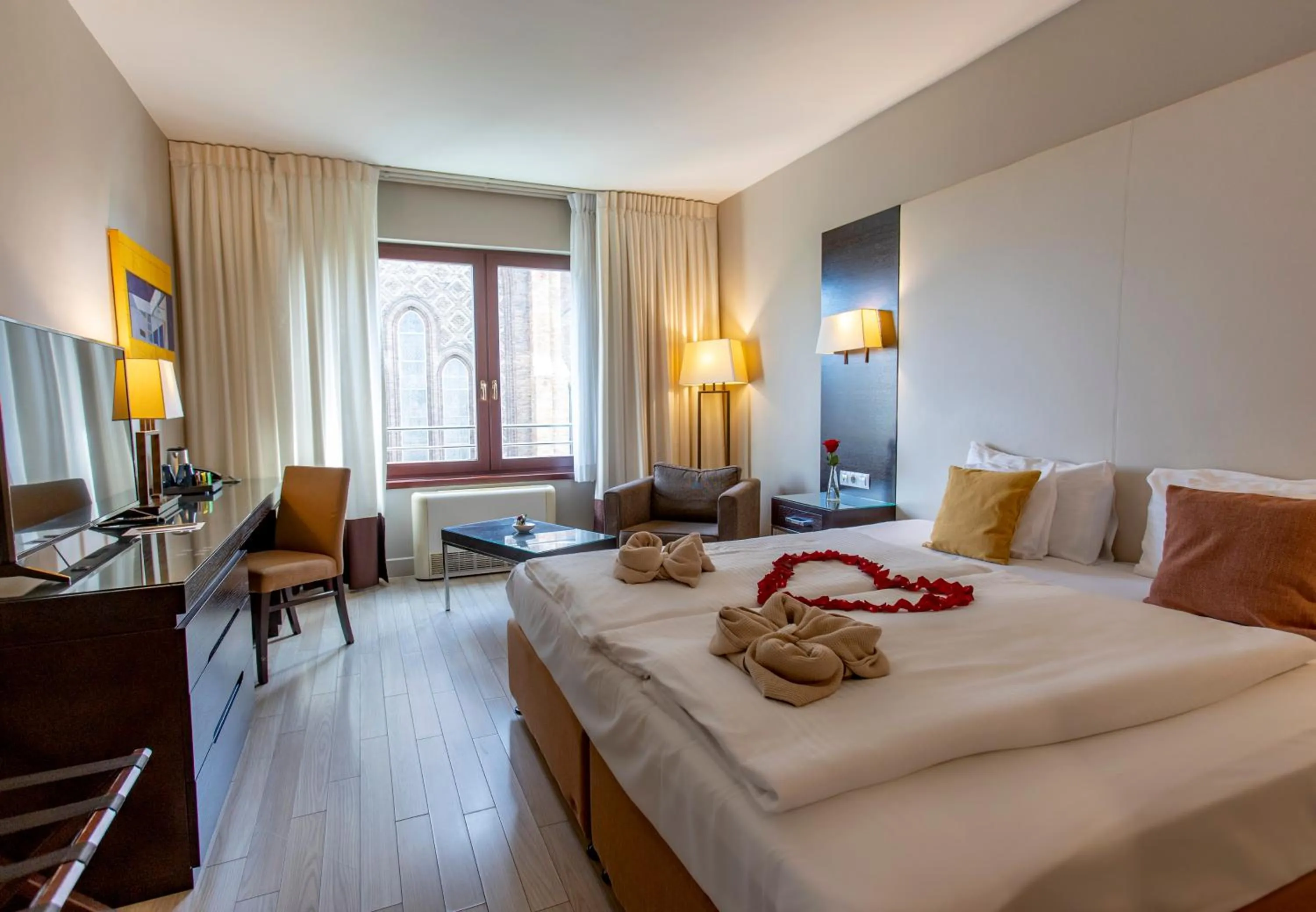 Photo of the whole room, Bed in Lion's Garden Hotel