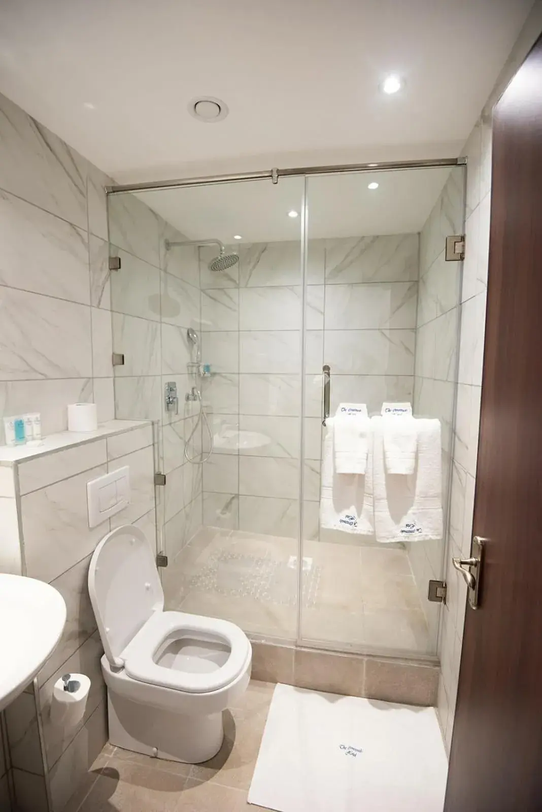 Comfort Triple Room with Shower in The Crossroads Hotel, Westlands Comfort Triple Room with Shower in The Crossroads Hotel, Westlands