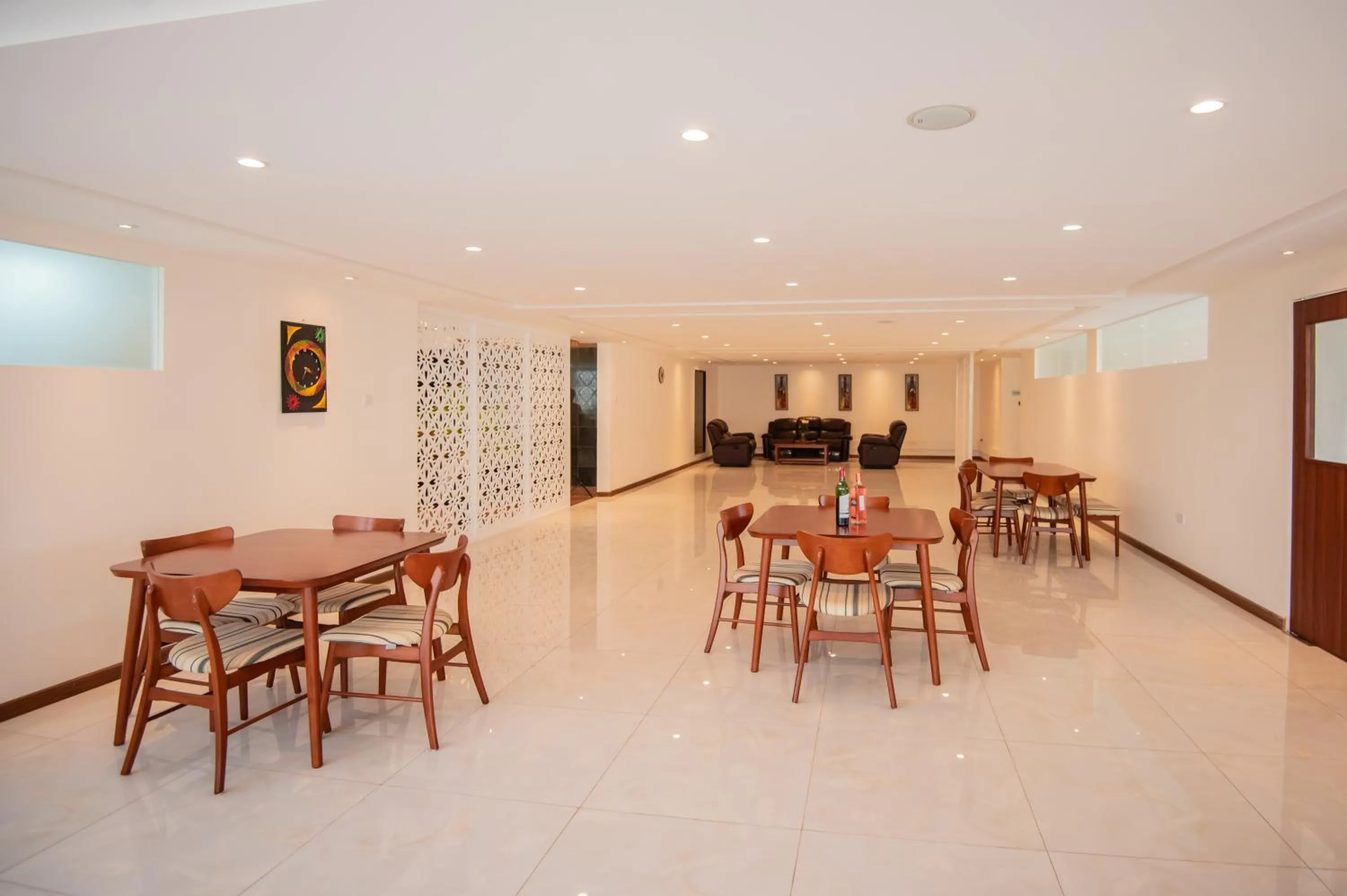 Restaurant/places to eat in The Crossroads Hotel, Westlands