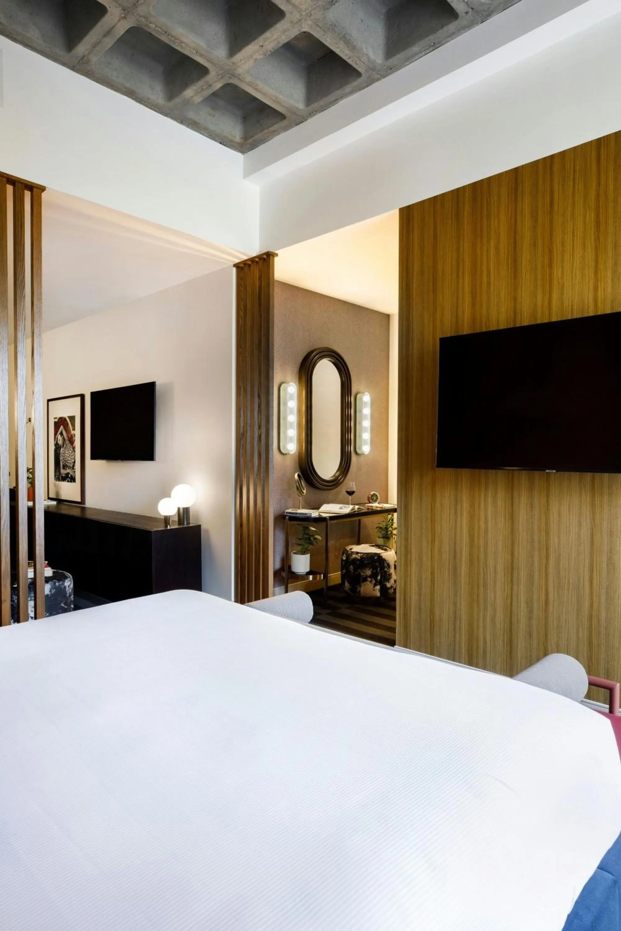 Photo of the whole room, Bed in Hotel Indy, Indianapolis, a Tribute Portfolio Hotel