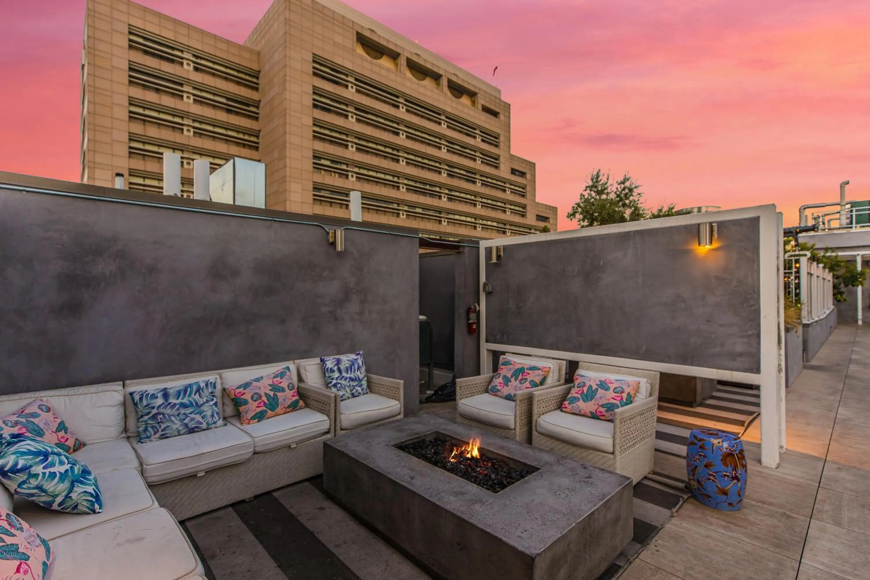 Patio in One Lux Stay HWH Downtown Los Angeles