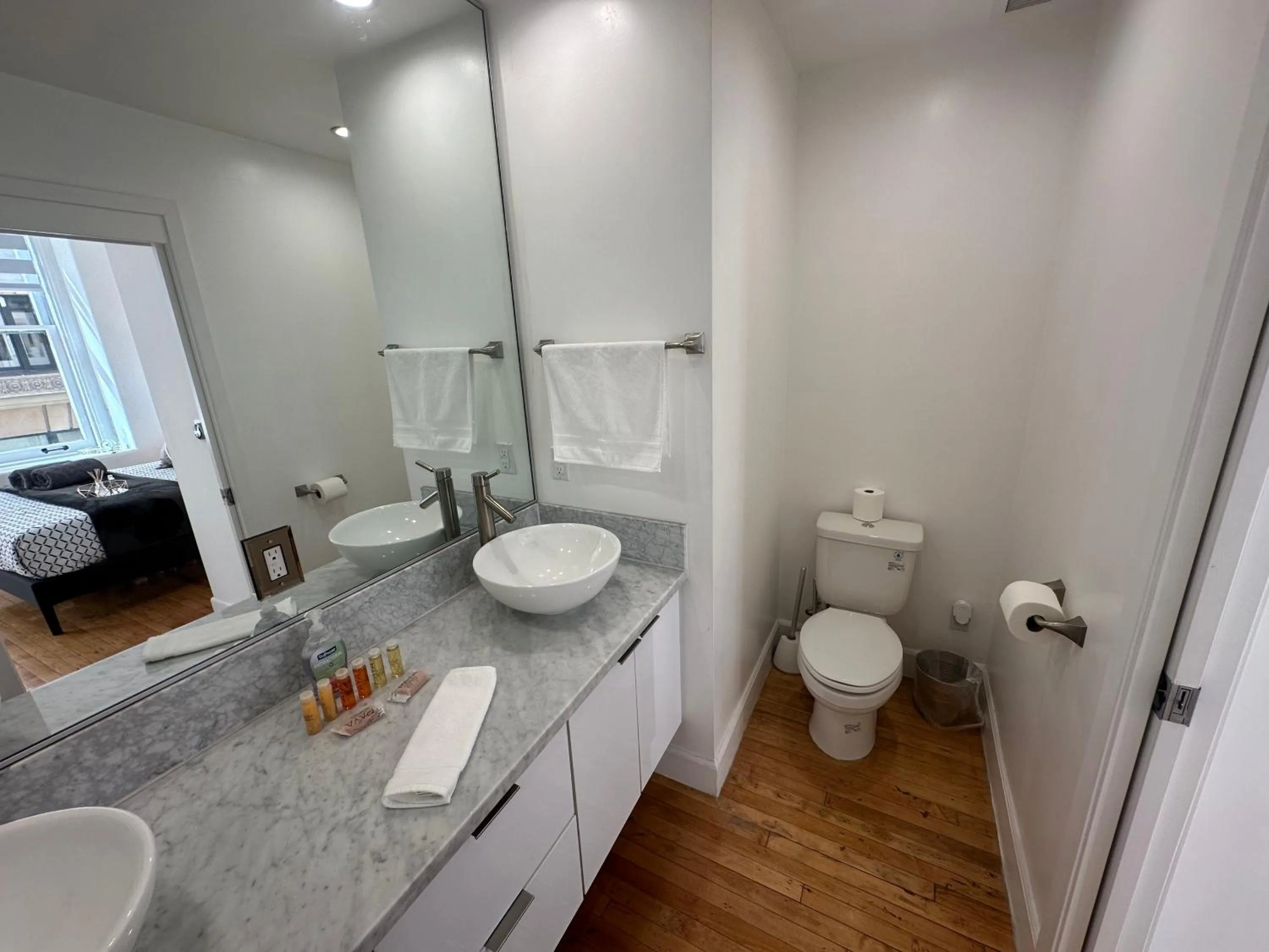 Bathroom in One Lux Stay HWH Downtown Los Angeles