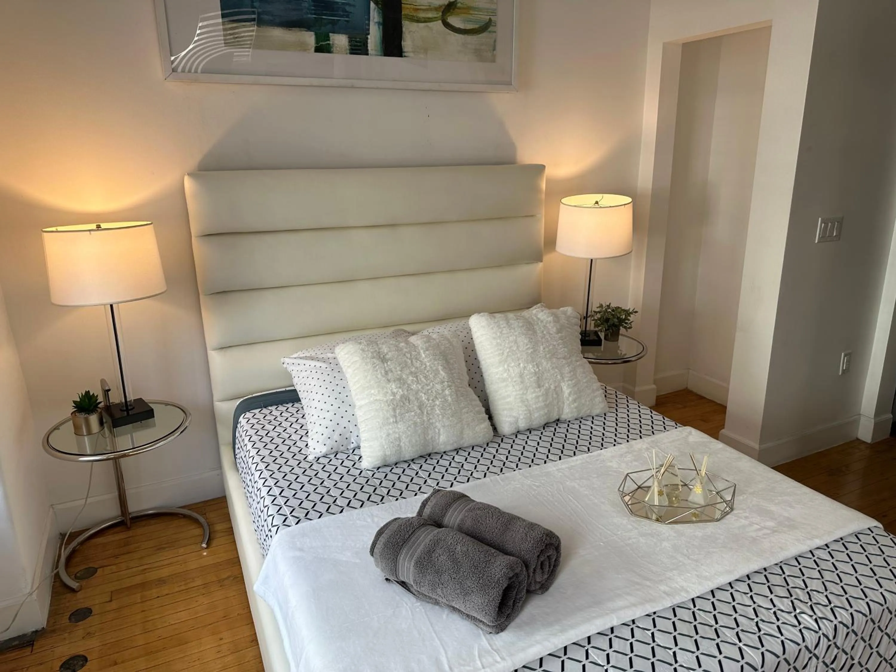 Bed in One Lux Stay HWH Downtown Los Angeles