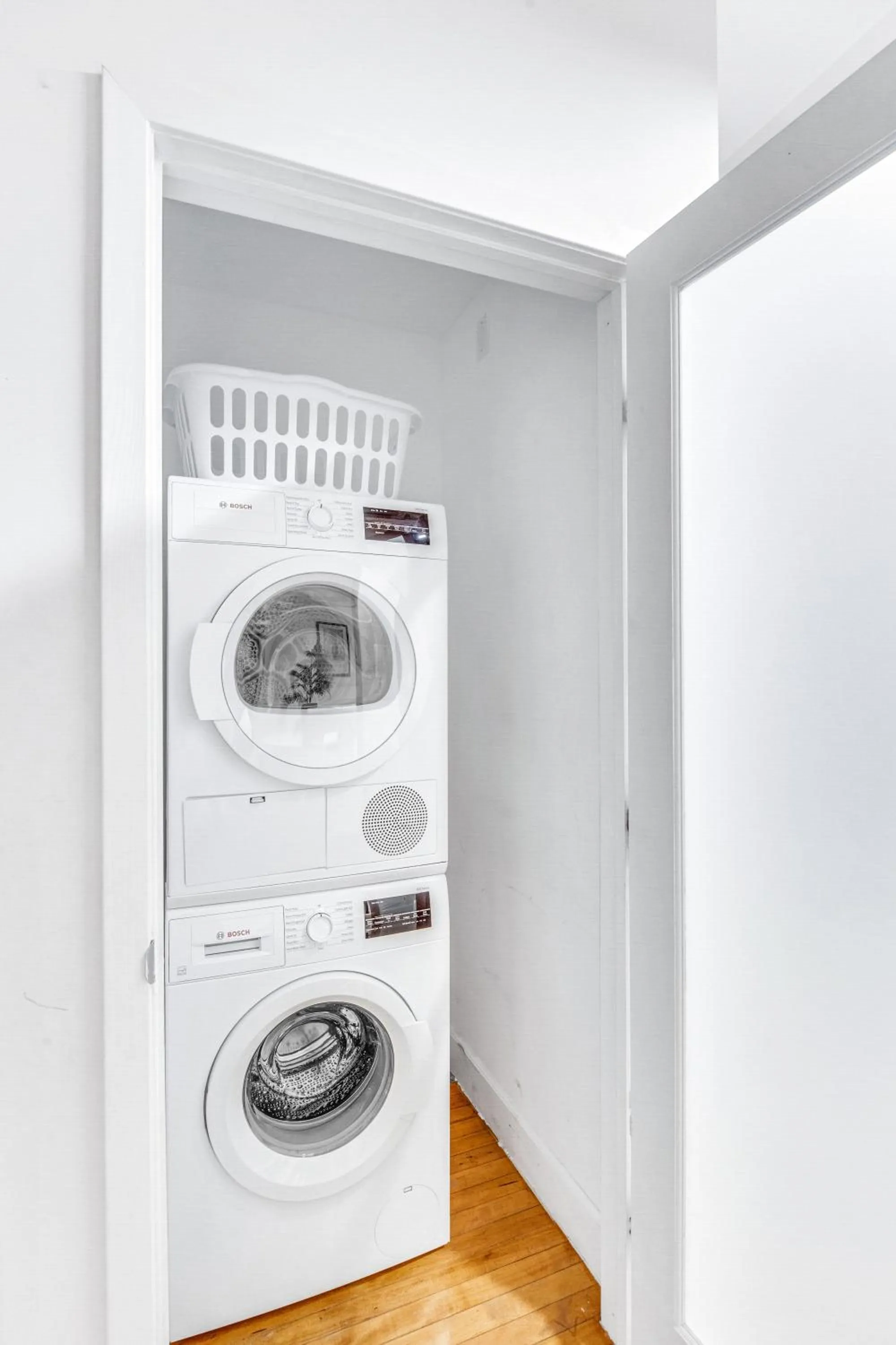 washing machine in One Lux Stay HWH Downtown Los Angeles