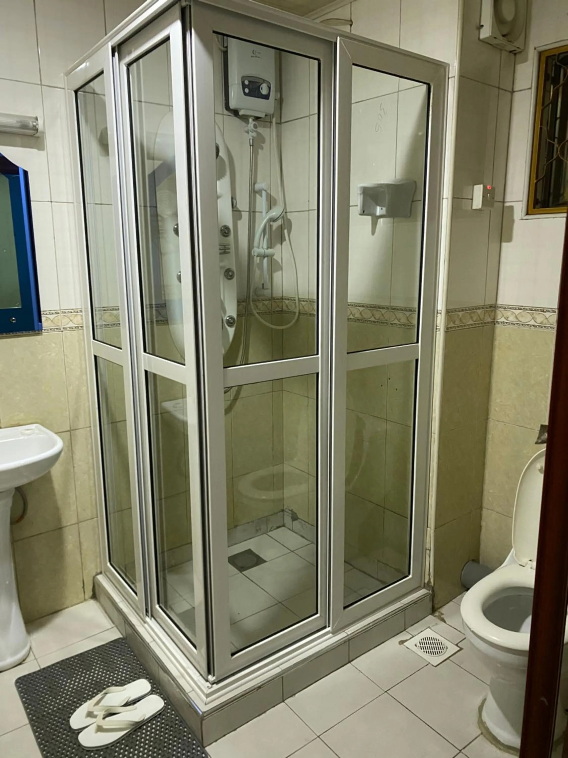 Toilet in La Grande Hotel