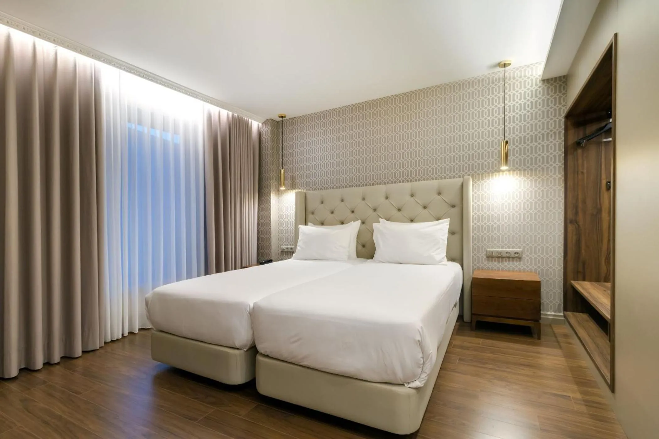 Photo of the whole room, Bed in Oca Oriental Porto Hotel