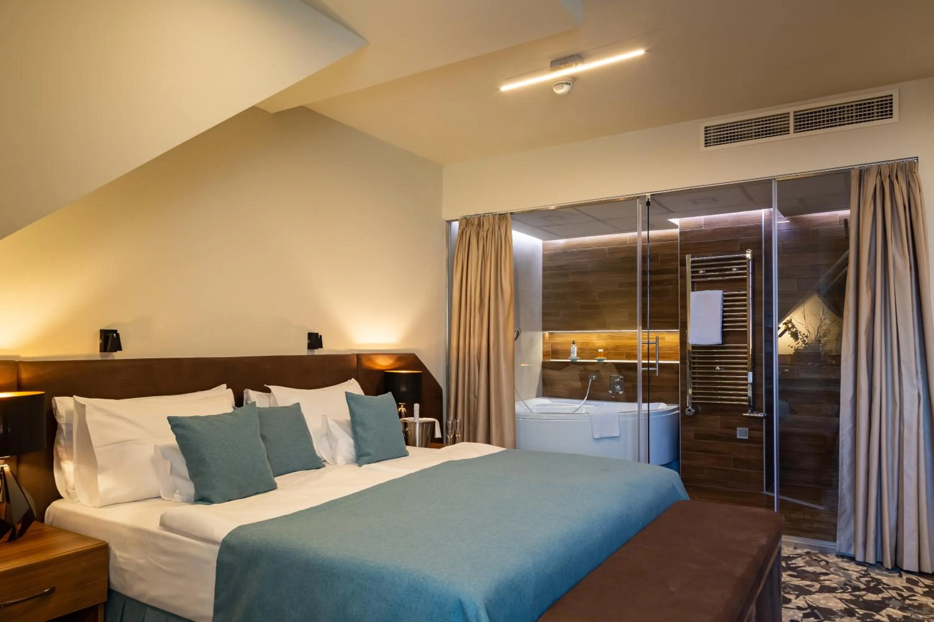 Bathroom, Bed in Erzsébet Királyné Szálloda