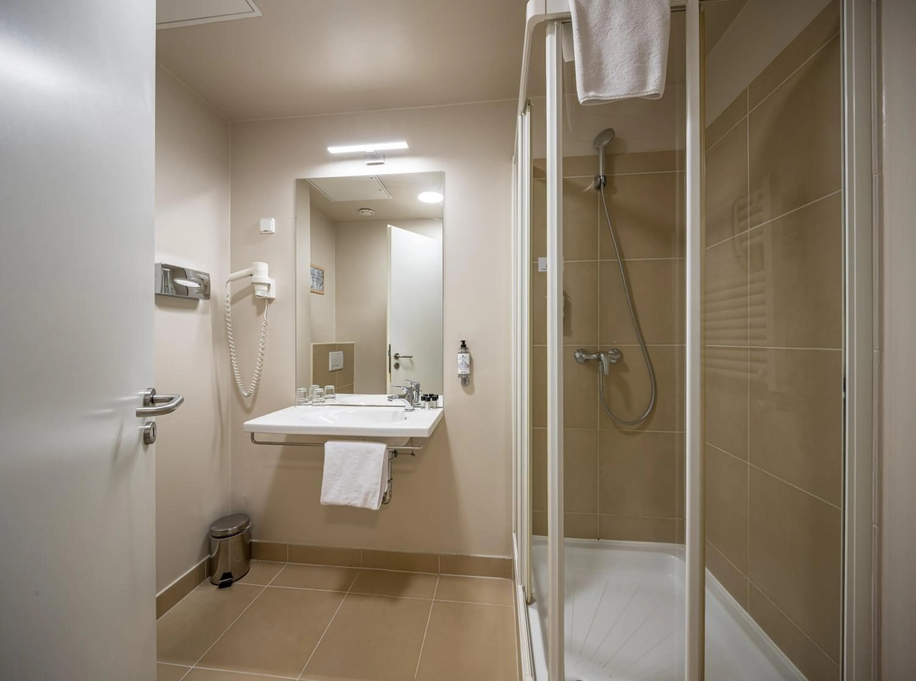 Bathroom in Erzsébet Királyné Szálloda