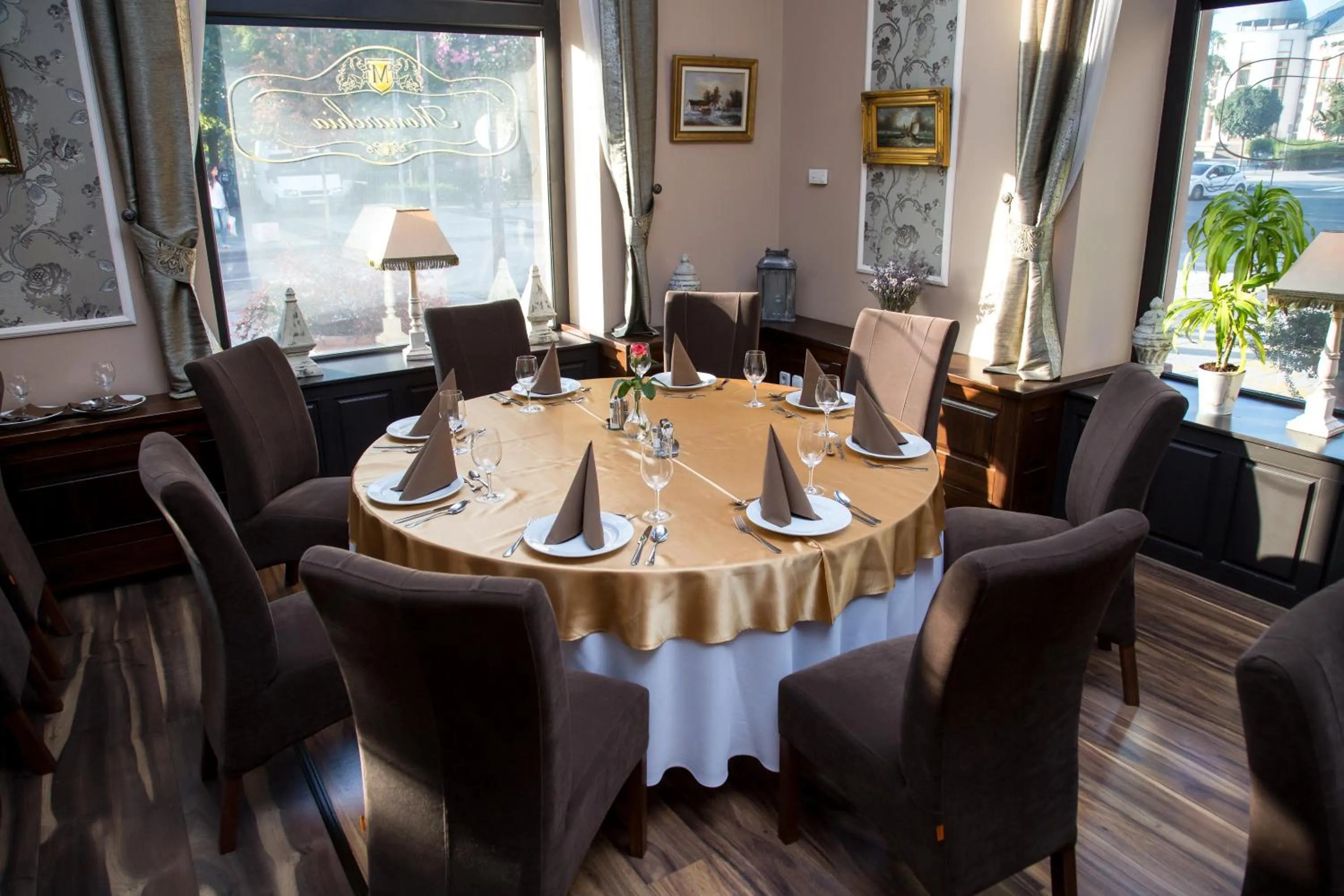 Restaurant/places to eat in Erzsébet Királyné Szálloda