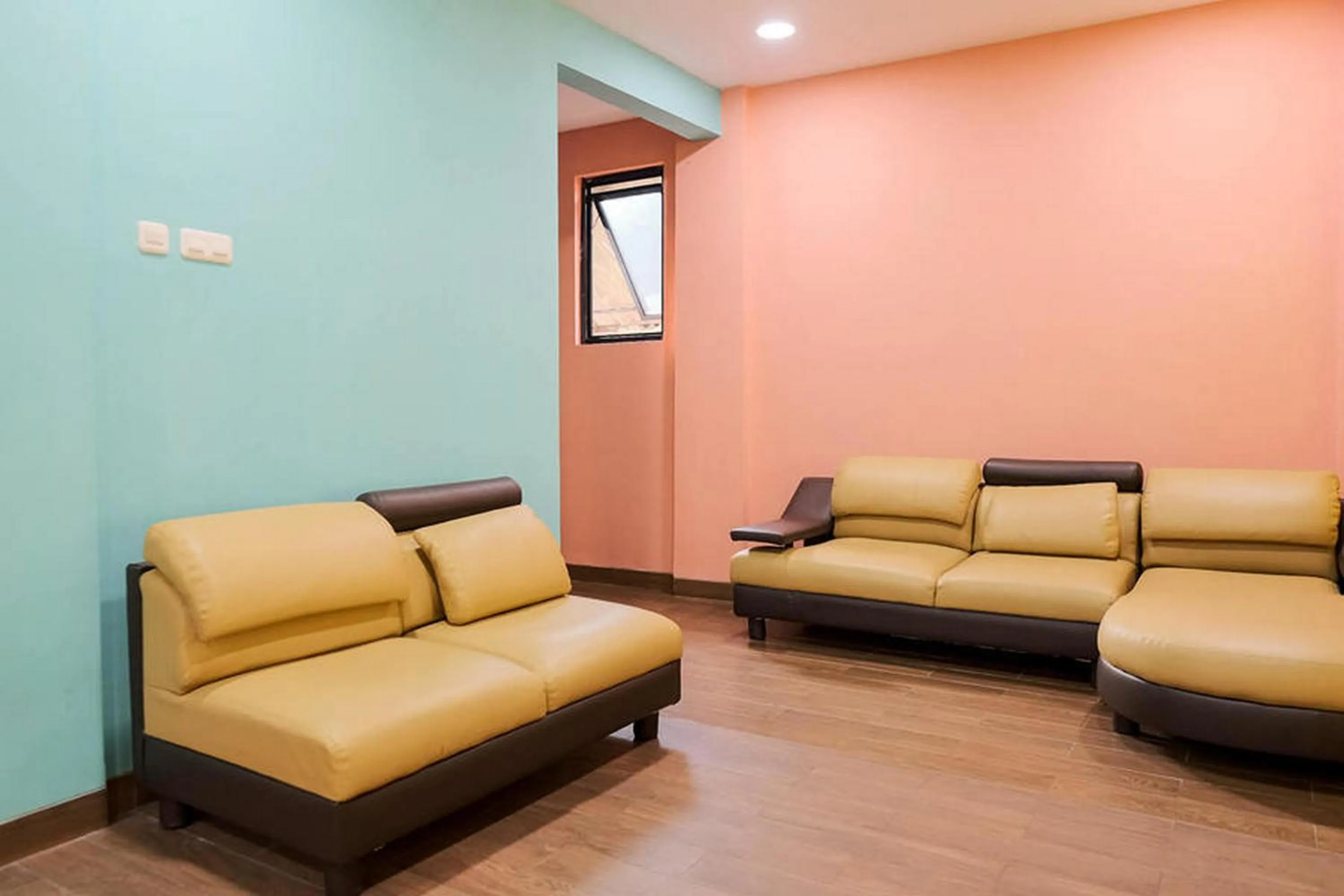 RedDoorz Plus near Taman Anggrek Mall