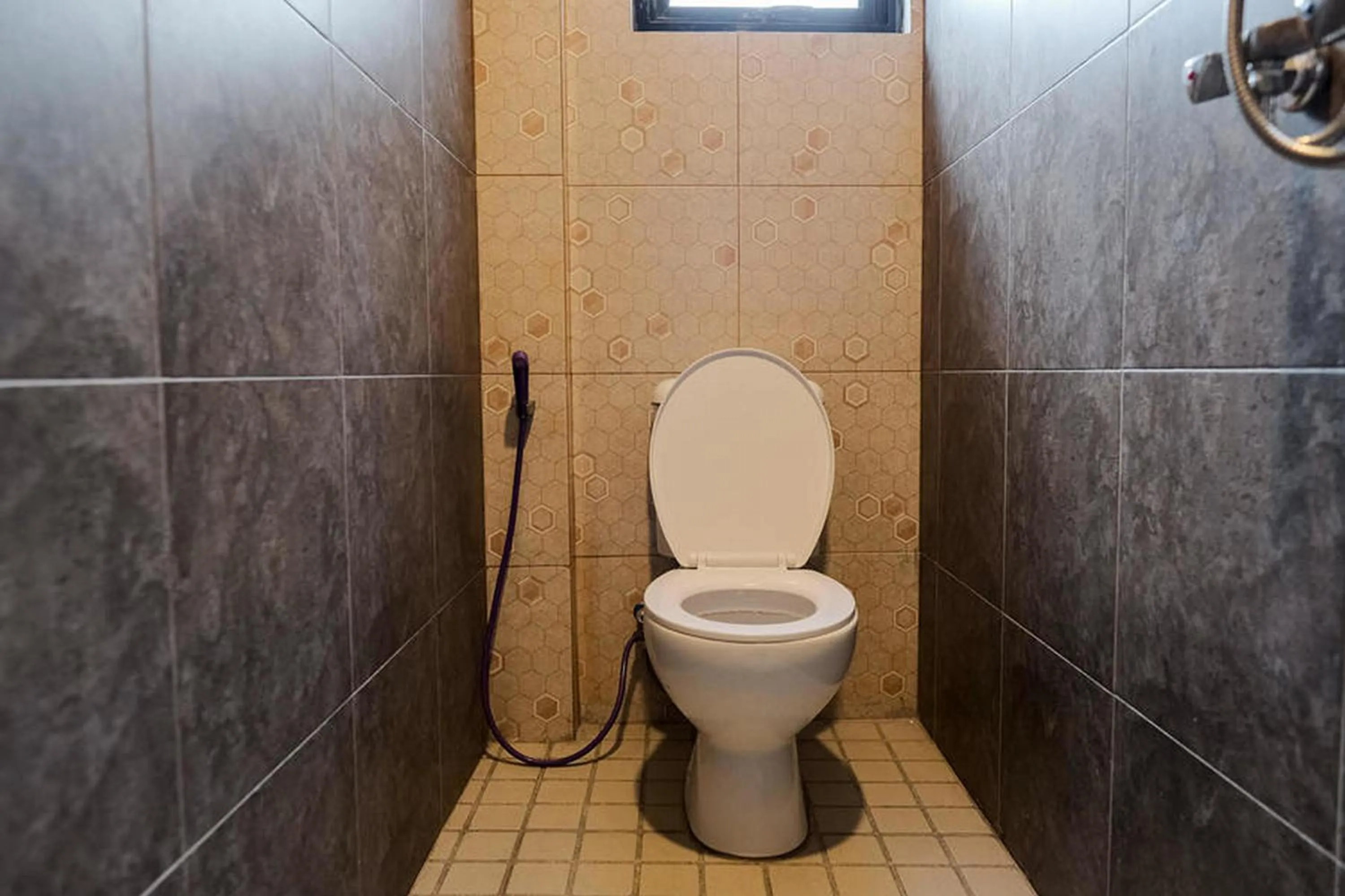 RedDoorz Plus near Taman Anggrek Mall