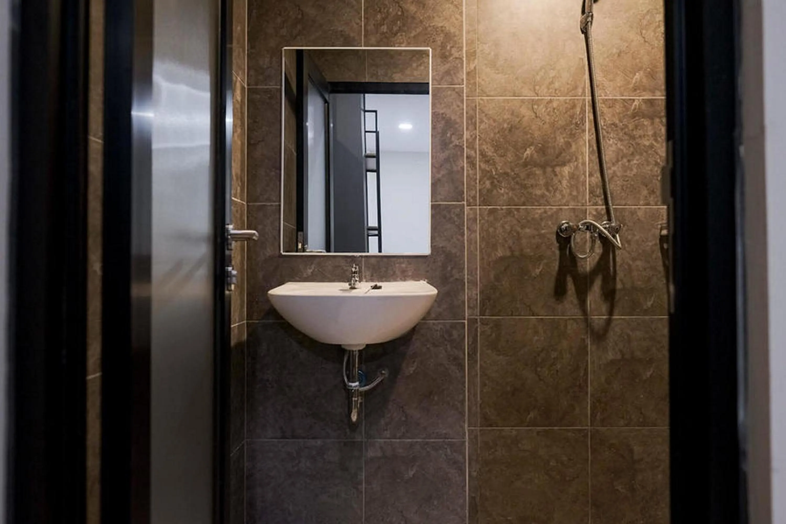 RedDoorz Plus near Taman Anggrek Mall