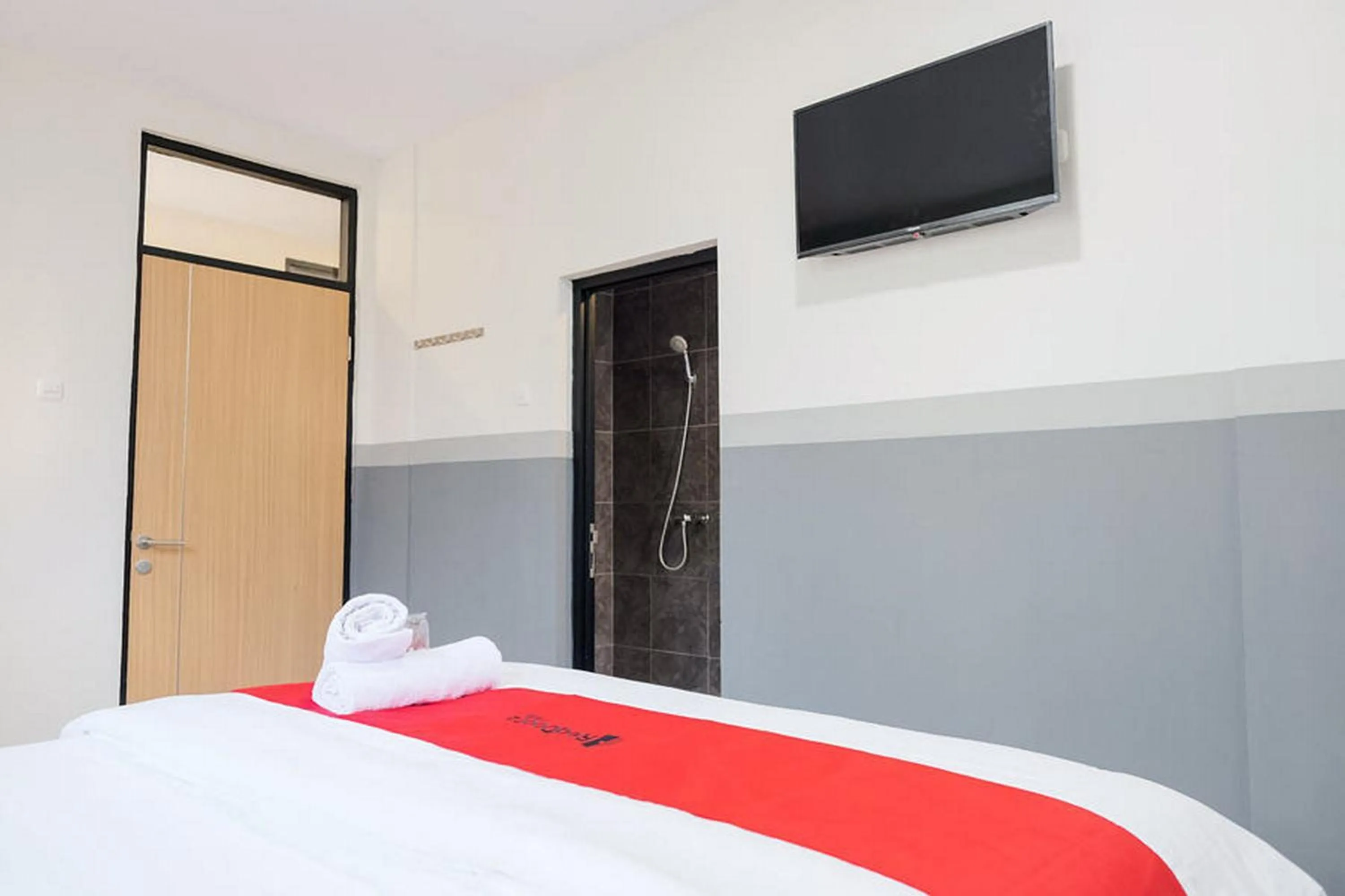 Bed in RedDoorz Plus near Taman Anggrek Mall