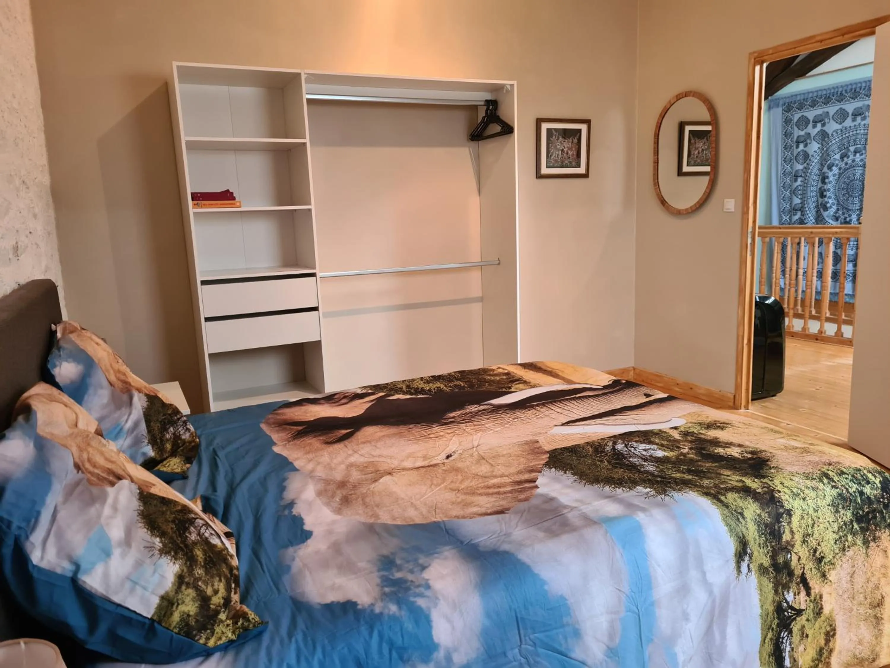 Property building, Bed in L'Eléphant Heureux