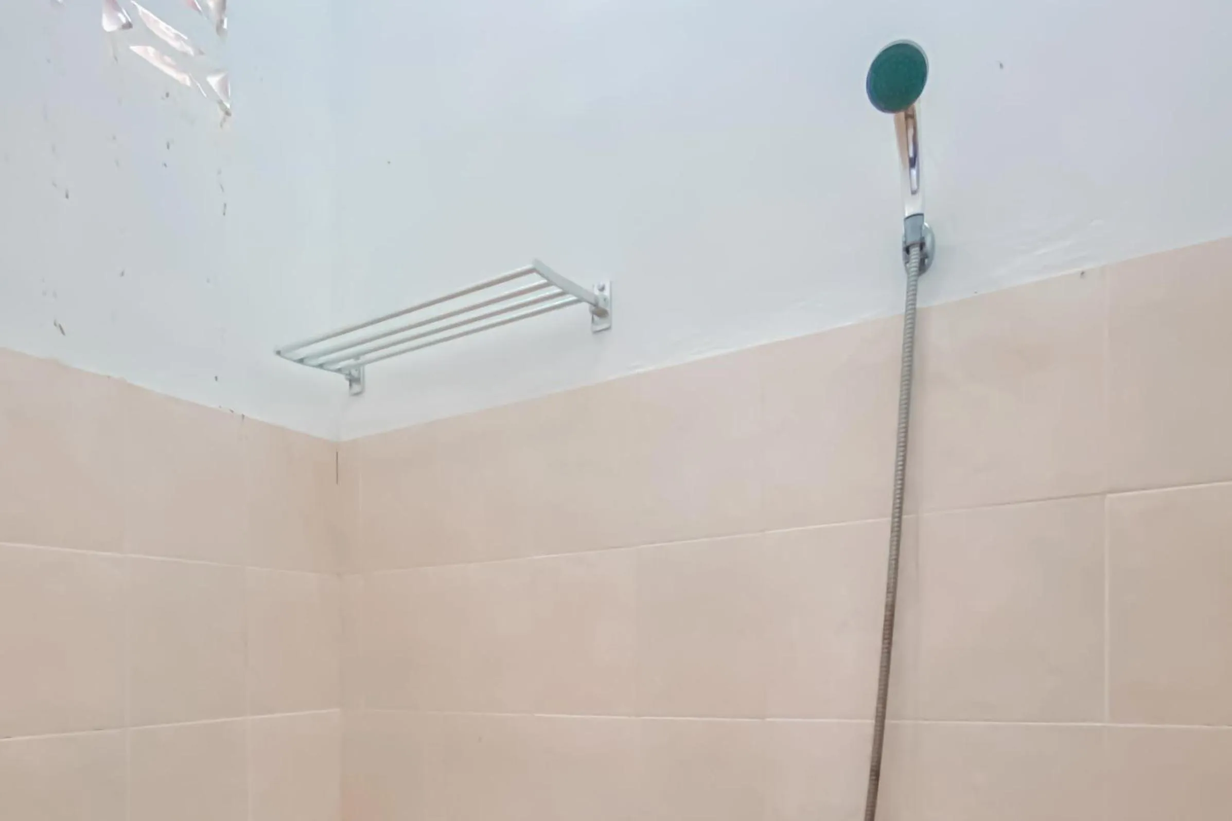 Bathroom in RedDoorz Syariah near RS Harapan Bunda Banda Aceh