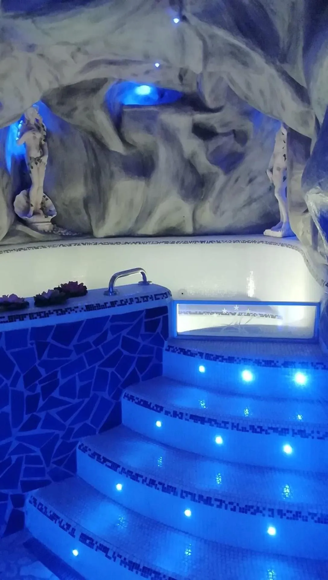 Swimming pool in B&B Dalì