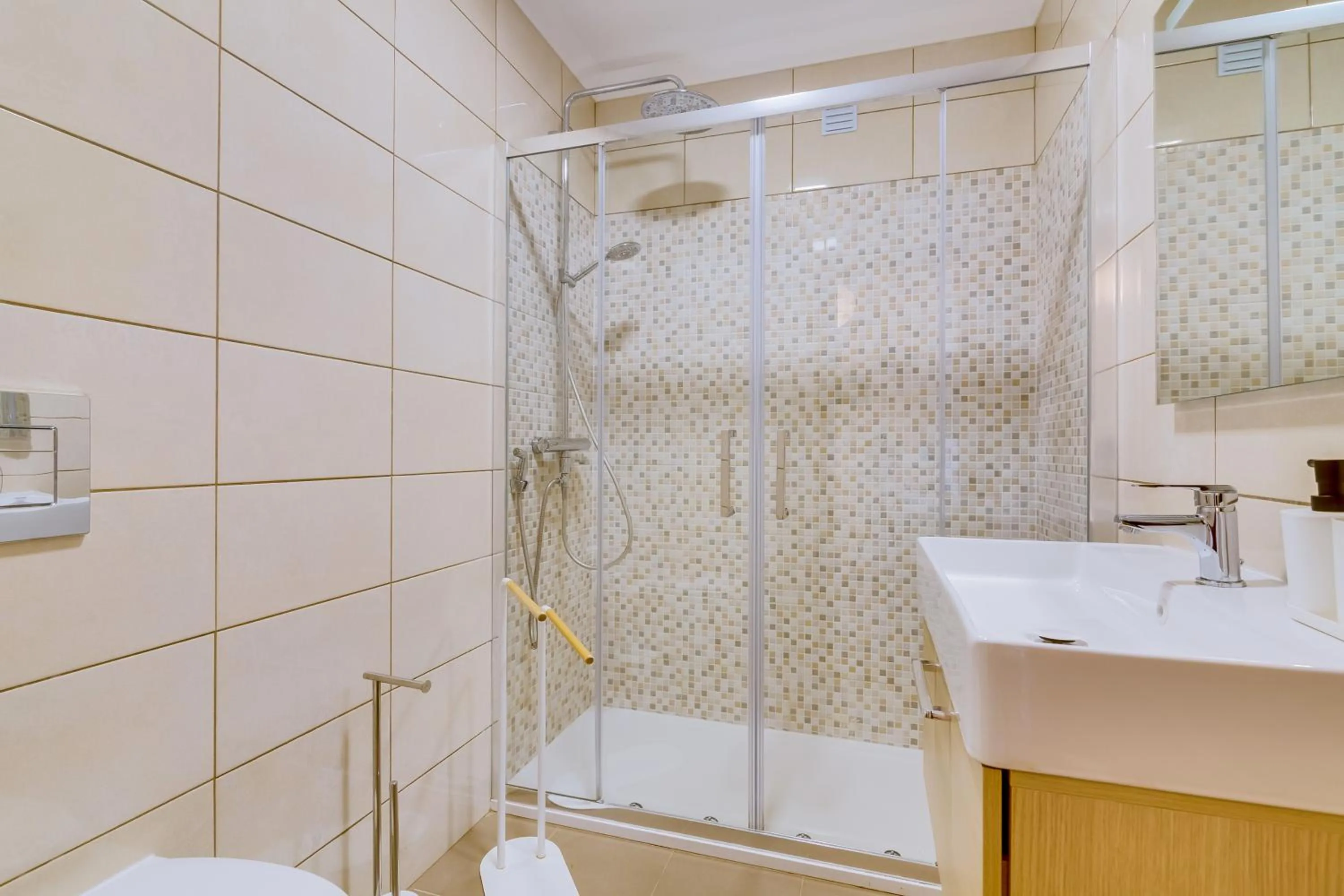 Shower in InfiniteSeaView - Quarteira at Homesbyfc