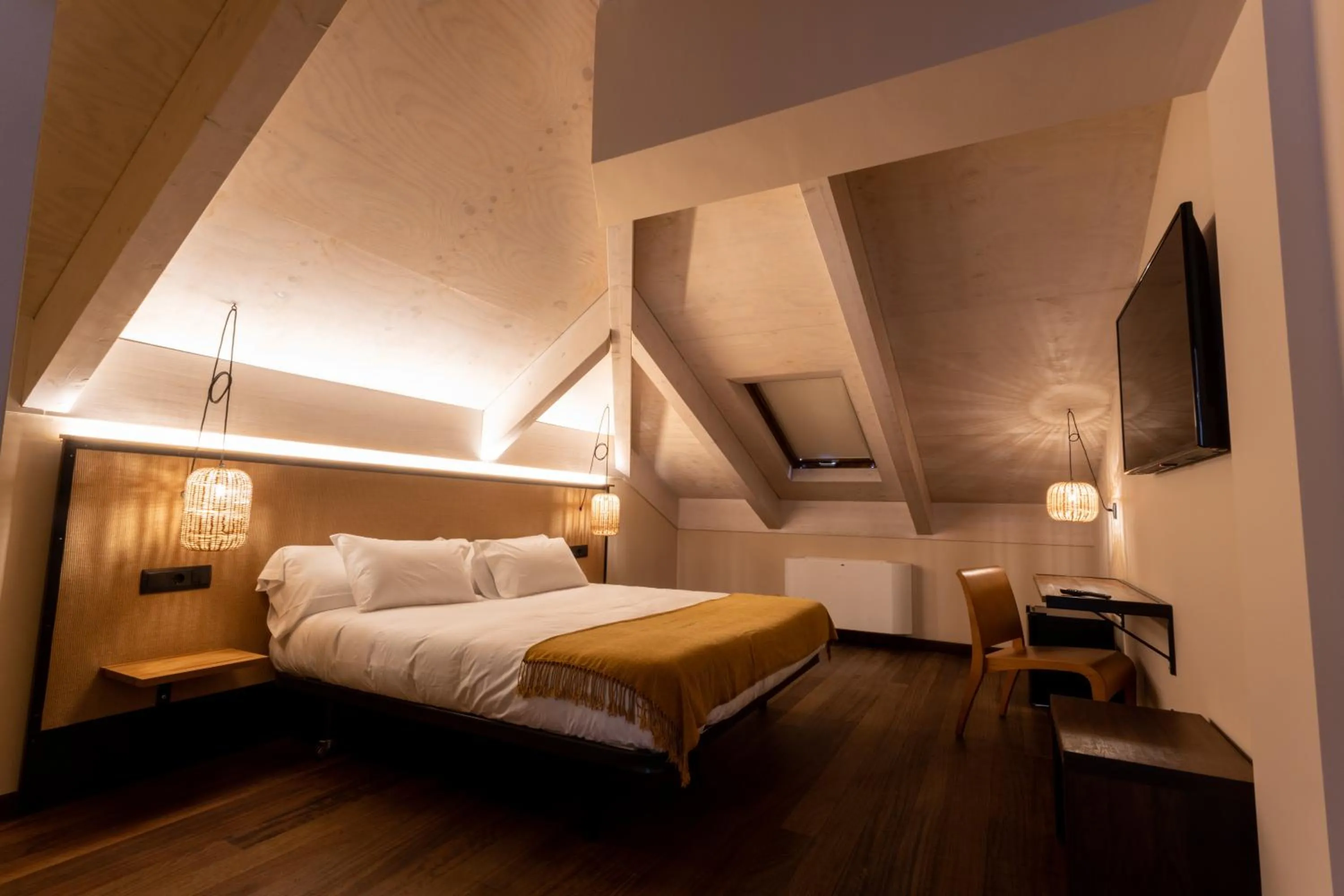 Photo of the whole room, Bed in No-Mad Green Hotel