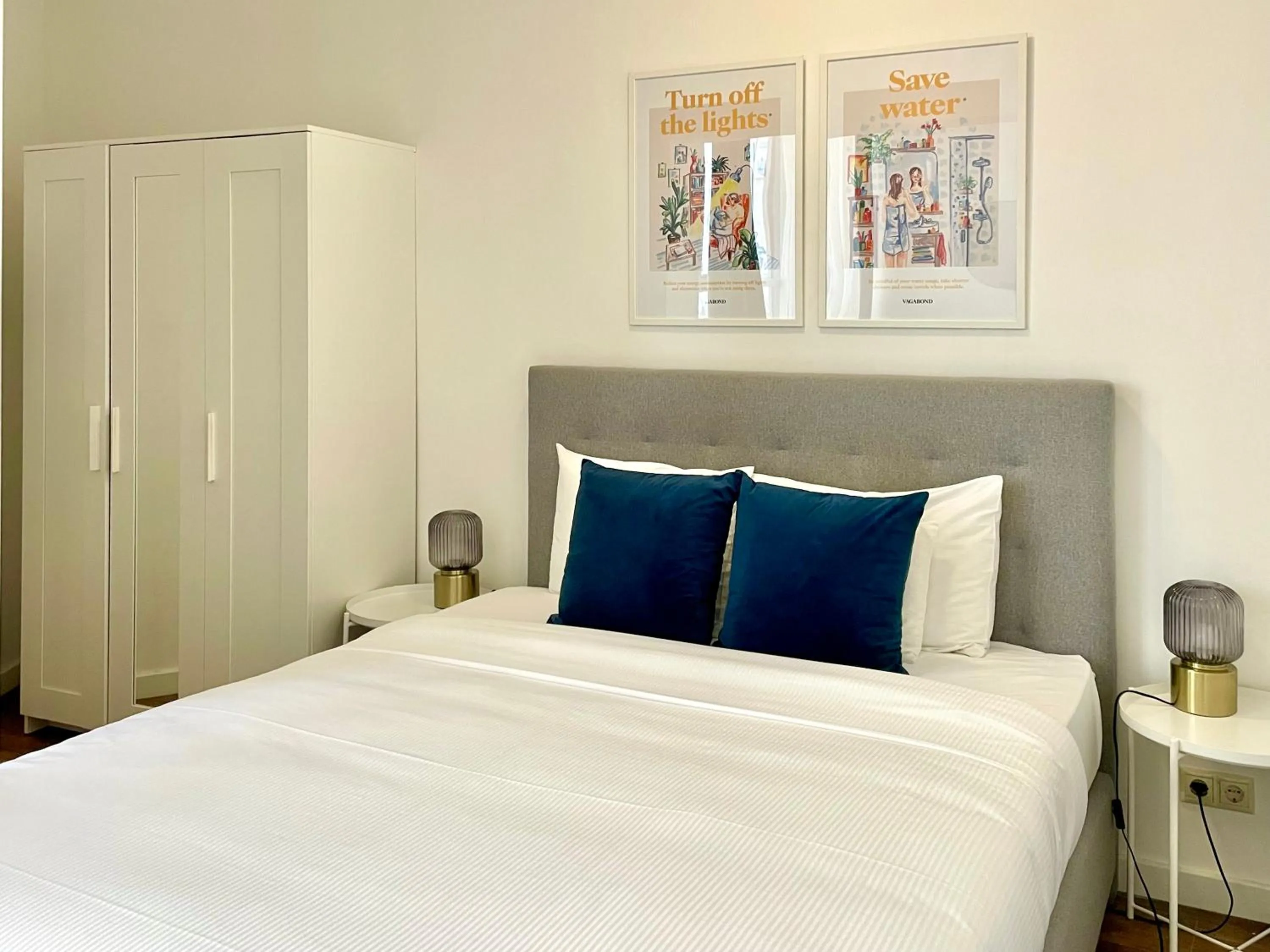 Bedroom, Bed in Central Passage Apartments by Vagabond Downtown