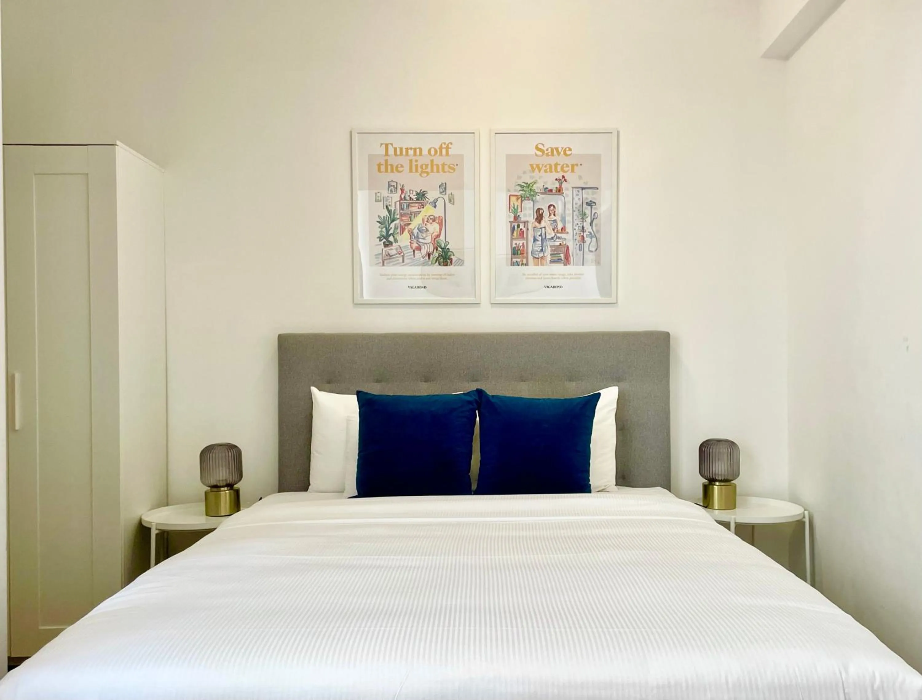 Bedroom, Bed in Central Passage Apartments by Vagabond Downtown