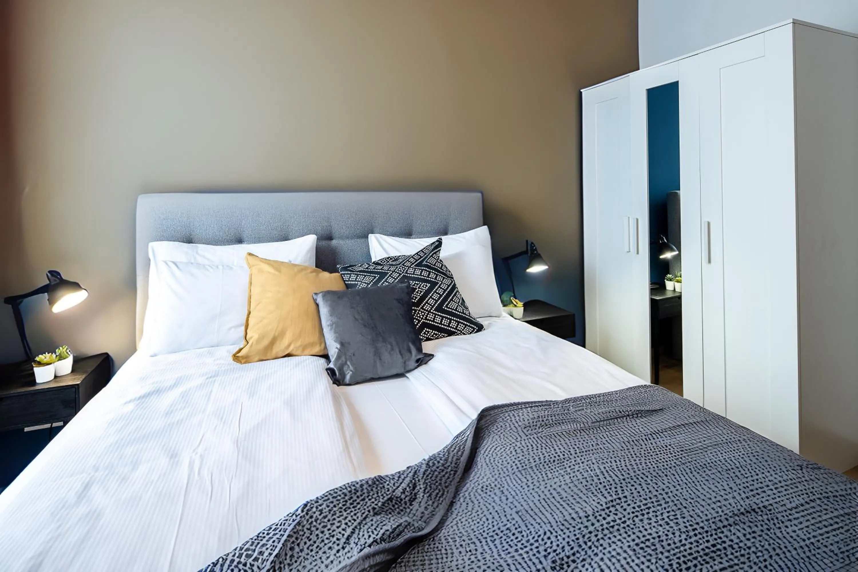 Bedroom, Bed in Central Passage Apartments by Vagabond Downtown