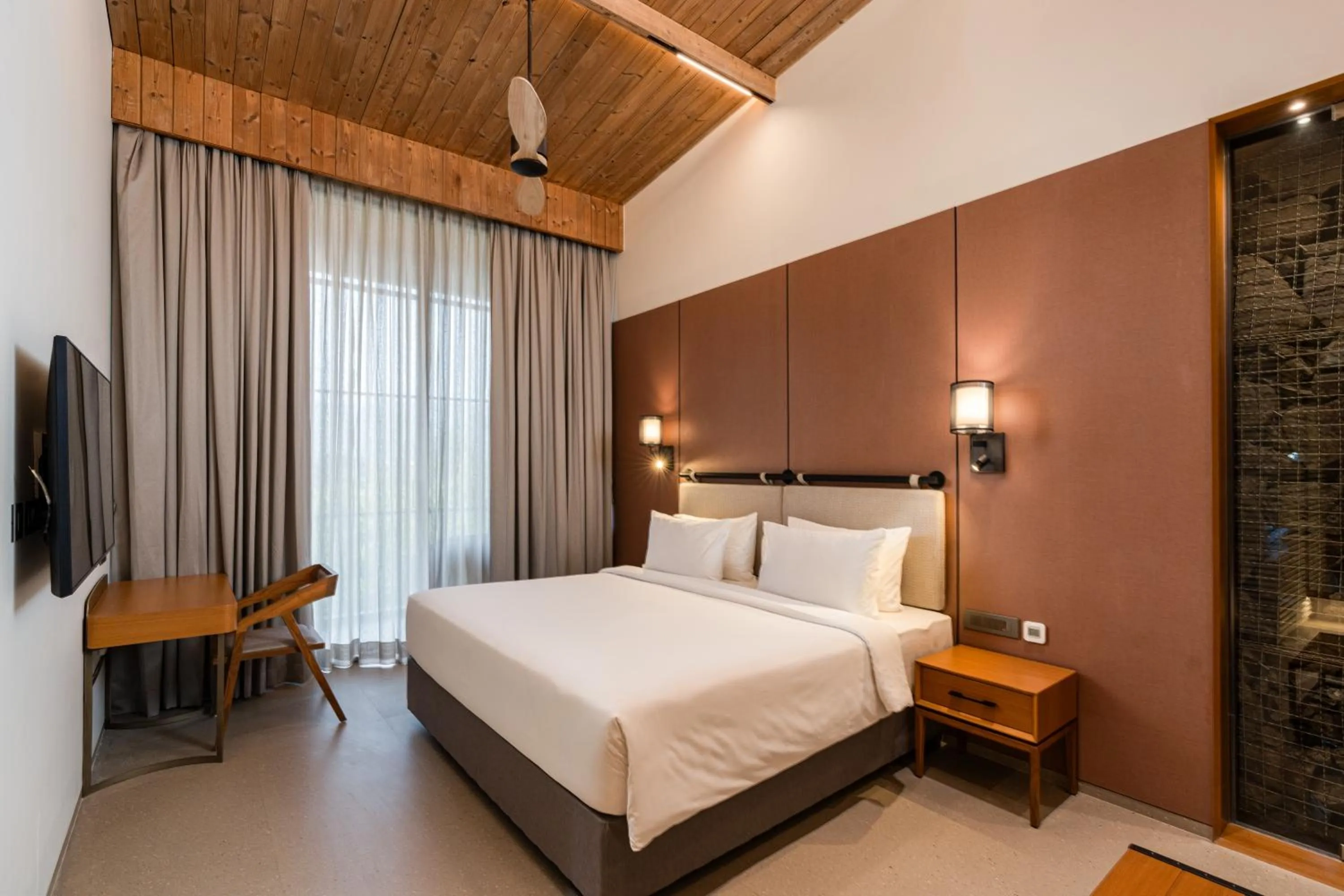 Bed in Radisson Resort and Spa Lonavala