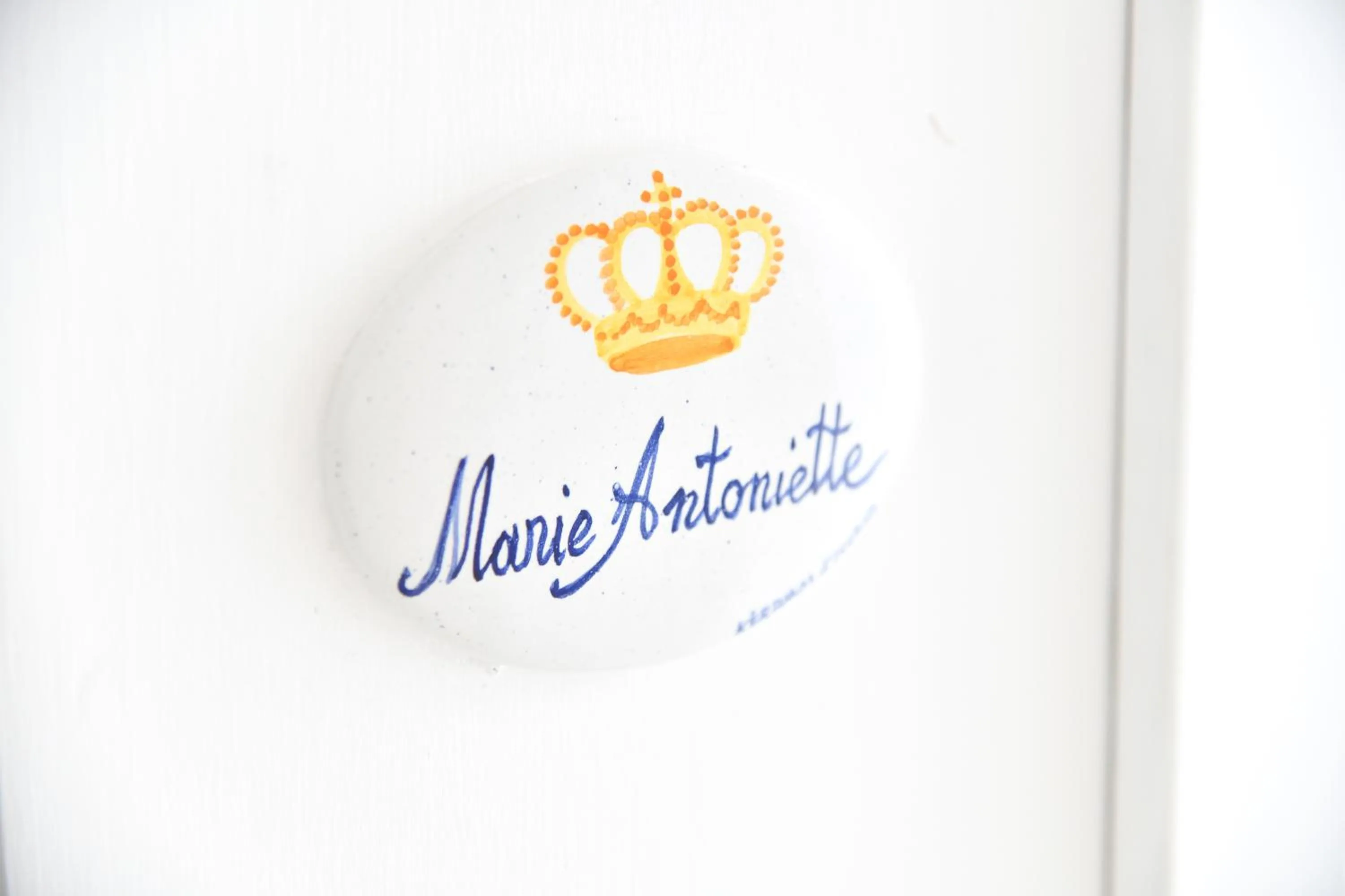 Logo/Certificate/Sign in Queen Suite - Luxury Rooms