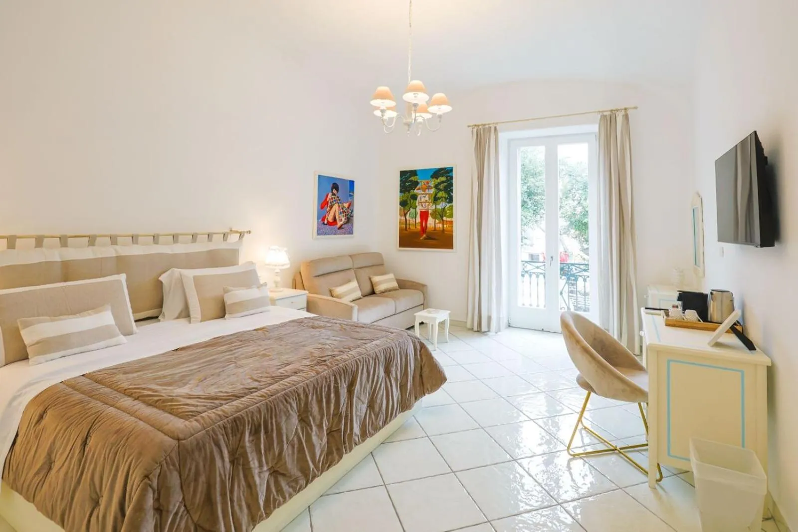 Bed in Queen Suite - Luxury Rooms