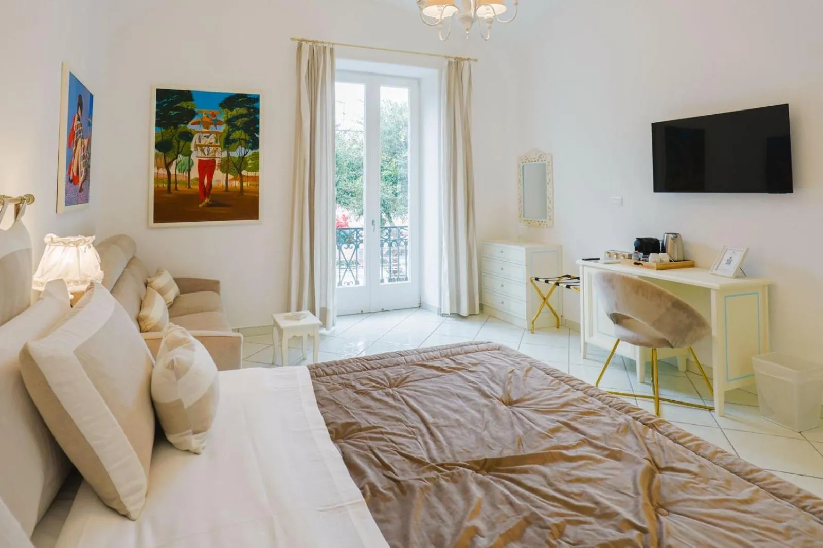 Bed in Queen Suite - Luxury Rooms