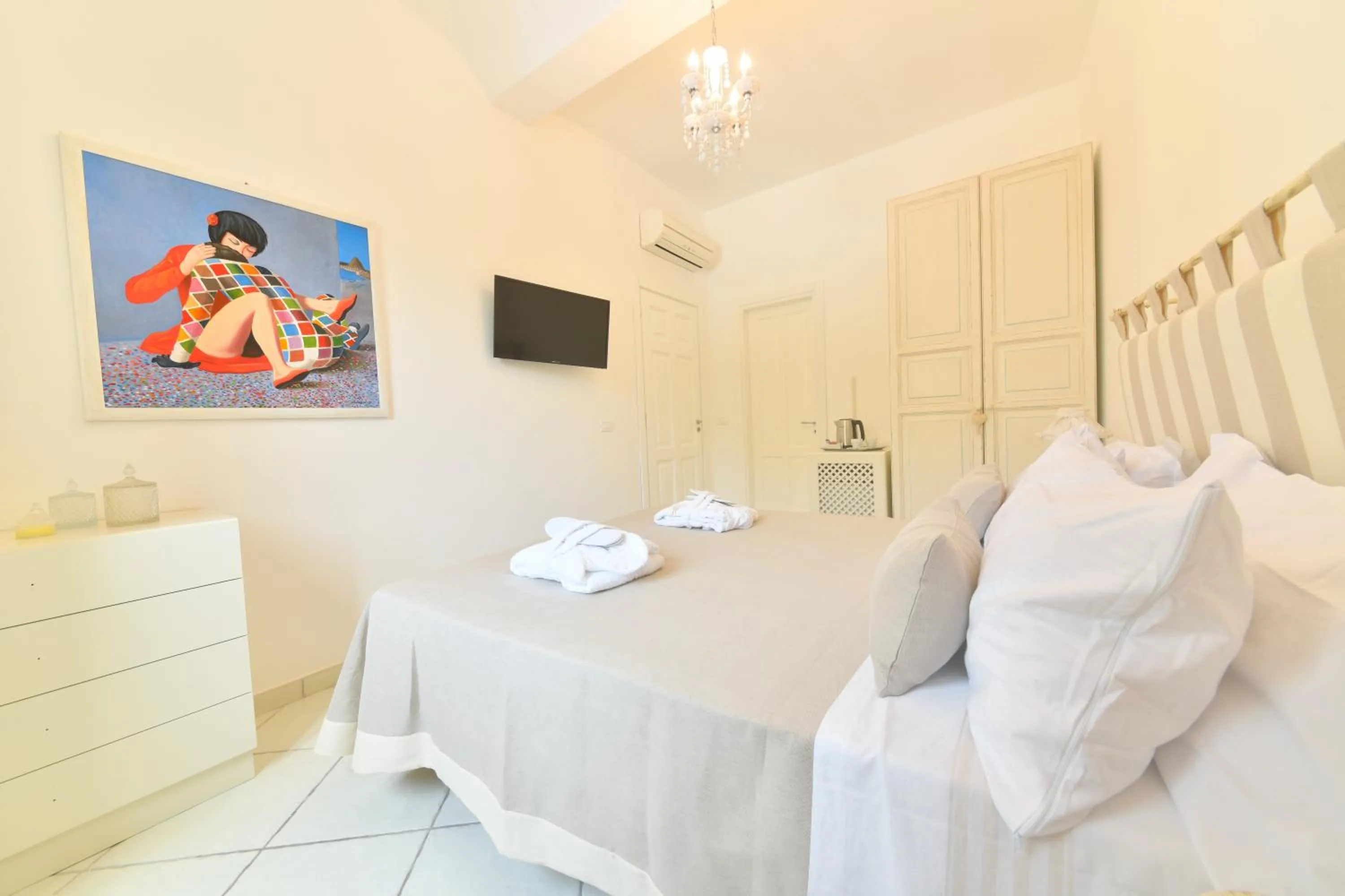 Bedroom, Bed in Queen Suite - Luxury Rooms