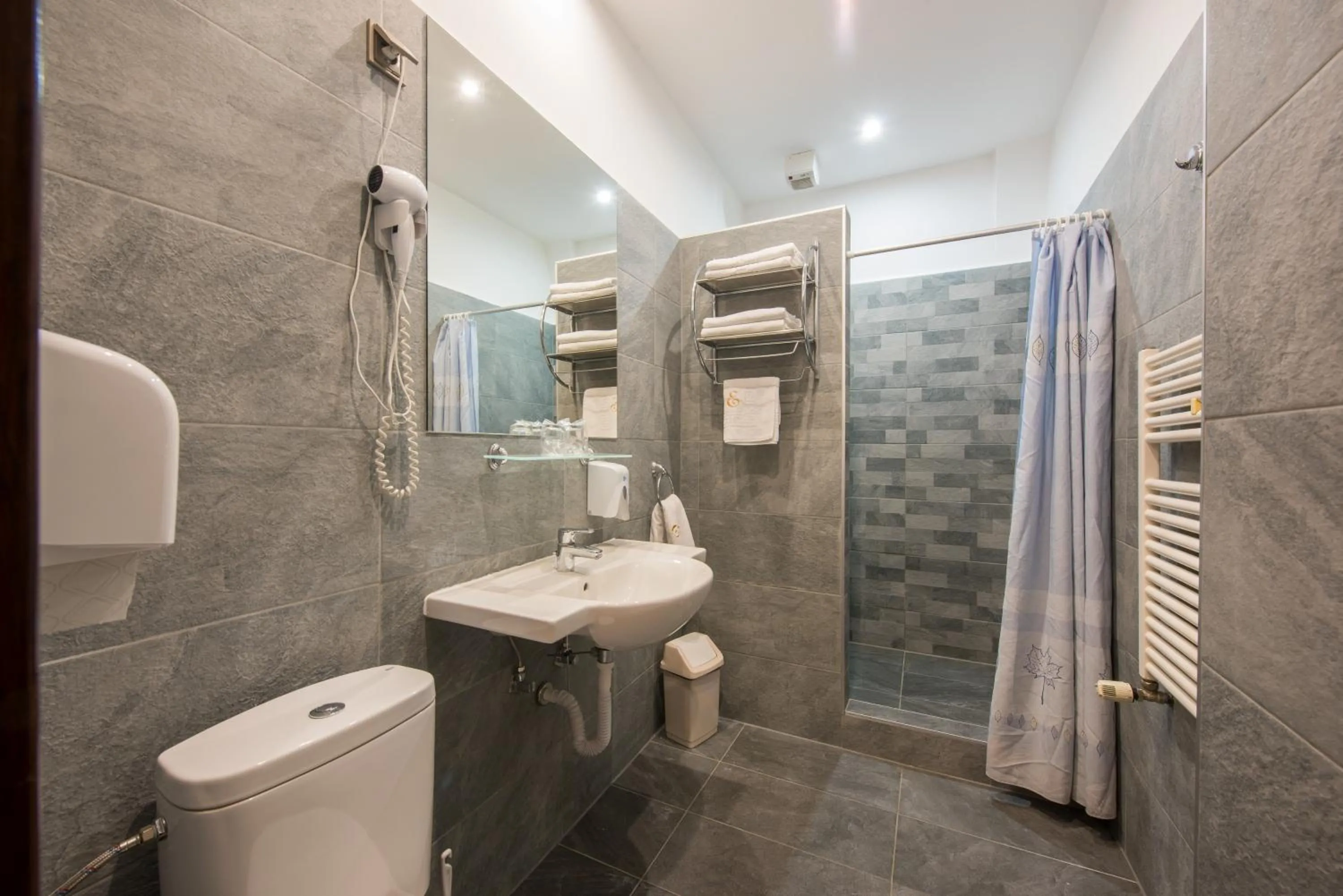 Shower in Erzsébet Park Hotel